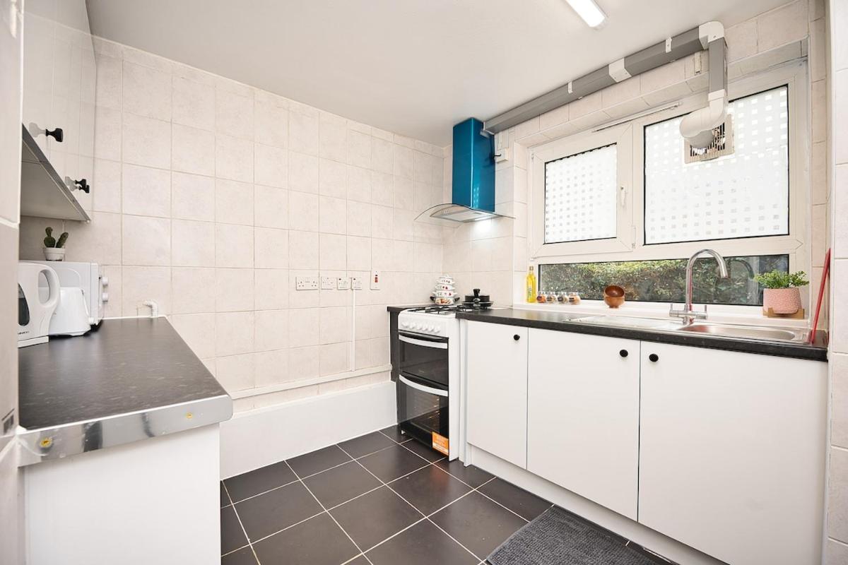 Stylish Stratford London E15 Stay Sleeps 5 Near Tube and City