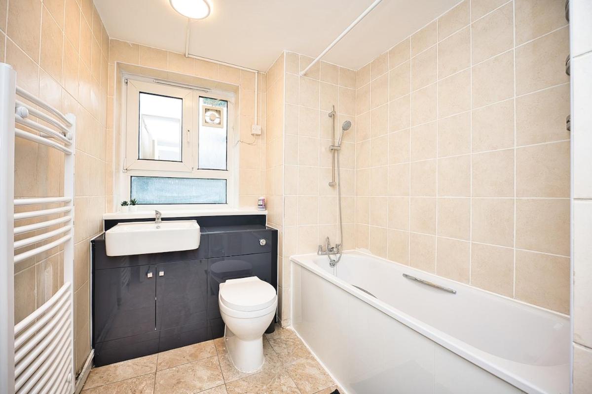 Stylish Stratford London E15 Stay Sleeps 5 Near Tube and City