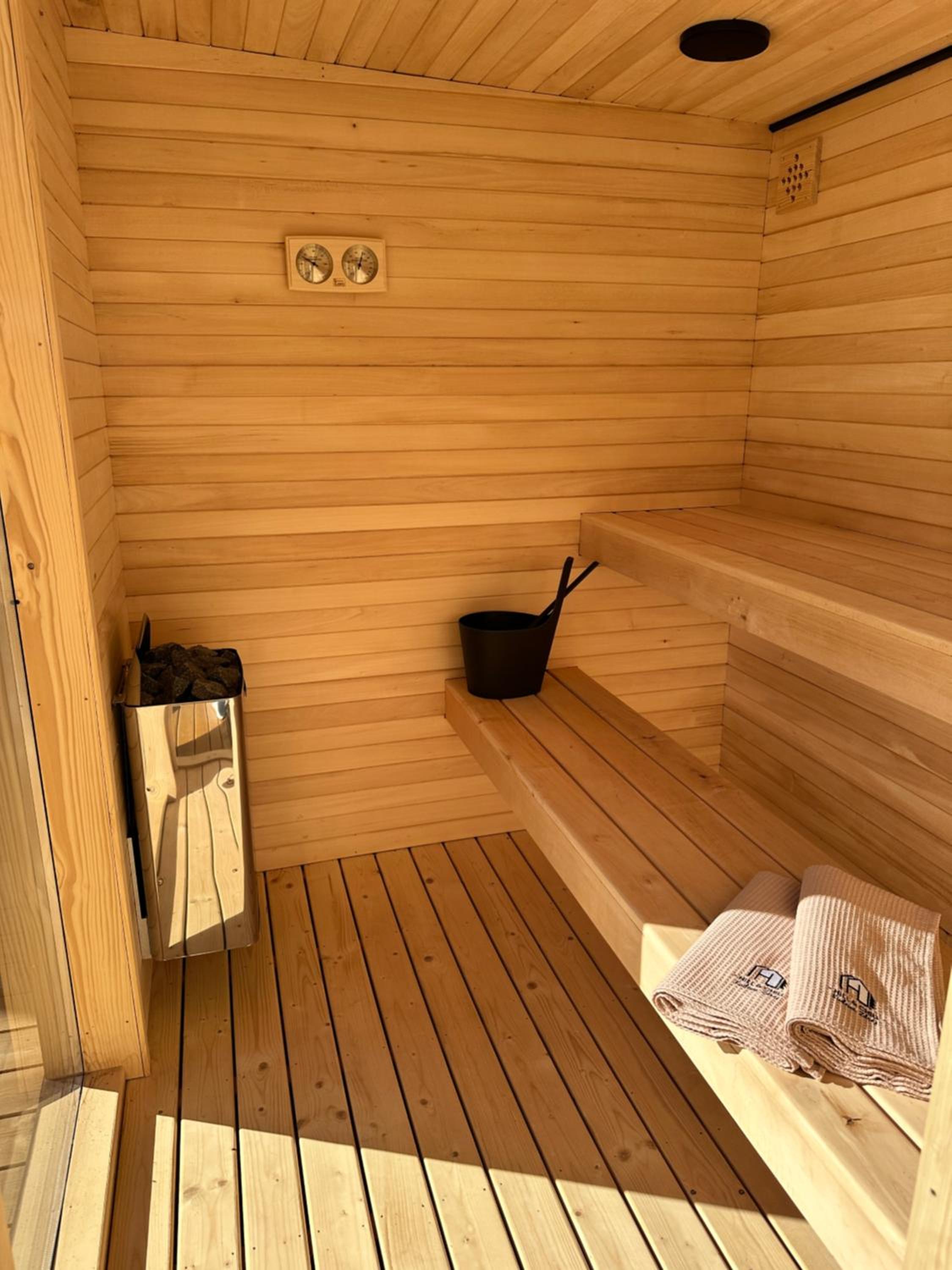 Hill & Chill Kudowa Zdrój - nowoczesne stodoły ze strefą SPA, balia, sauna