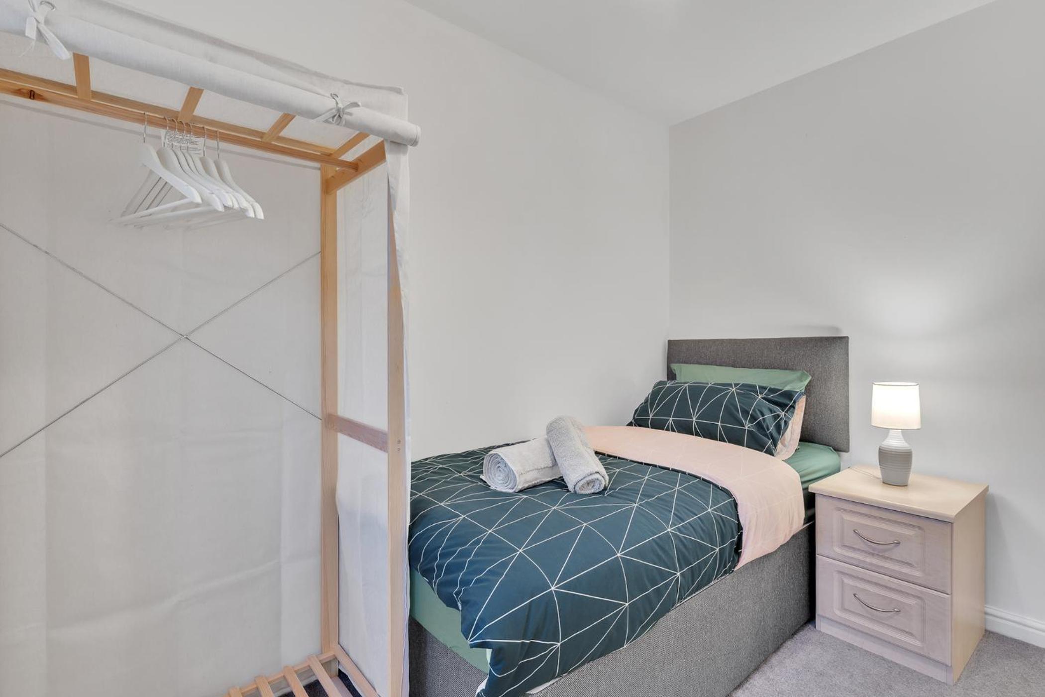 Stylish Townhouse -3 bed, work stay, Free Parking-Kingsway