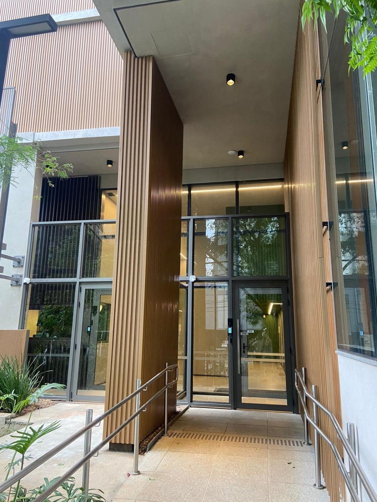 Studio Elegante & Moderno com Mezanino No Coração de Moema