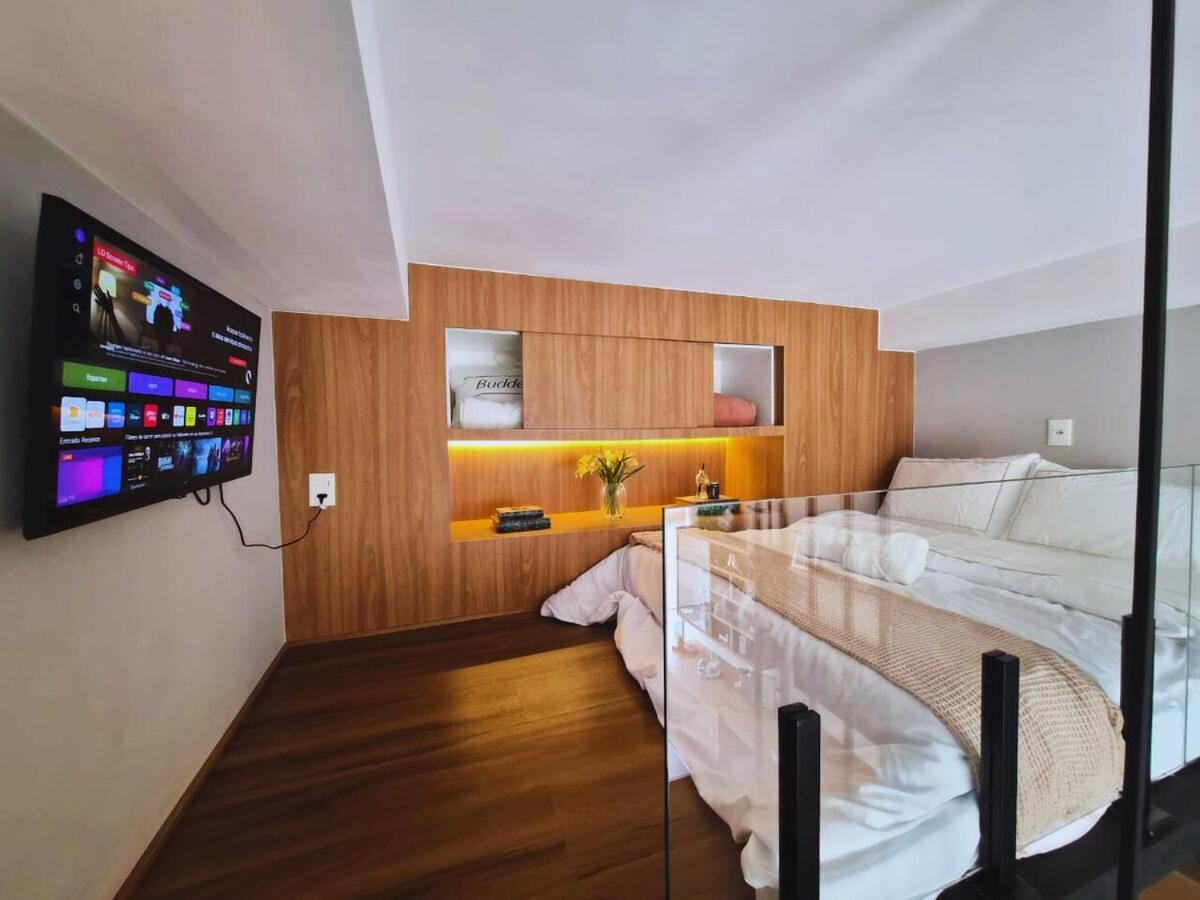 Studio Elegante & Moderno com Mezanino No Coração de Moema