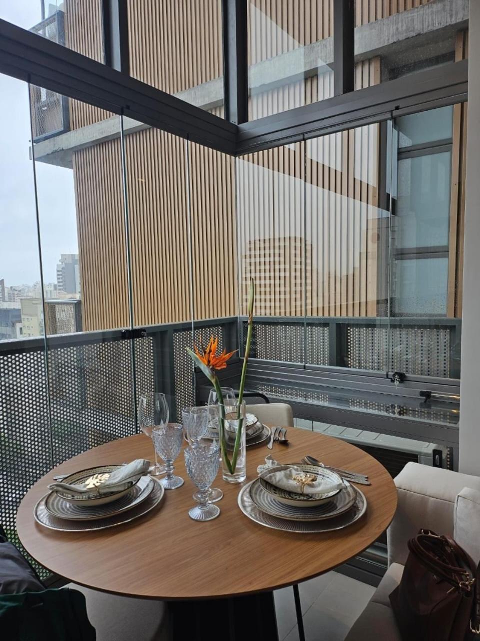 Studio Elegante & Moderno com Mezanino No Coração de Moema
