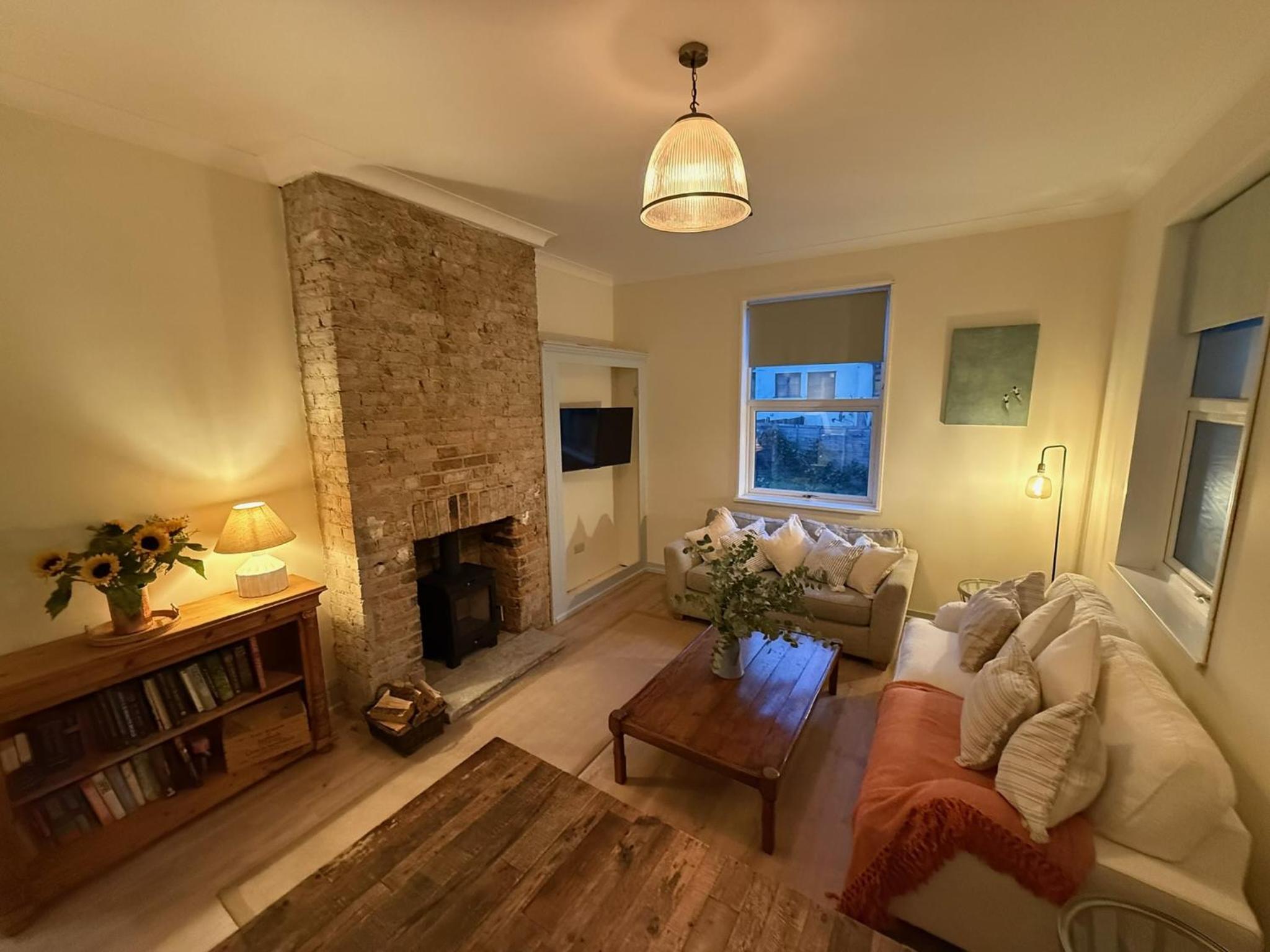 Beautiful Margate Retreat with Log burner, Garden, minutes to beach