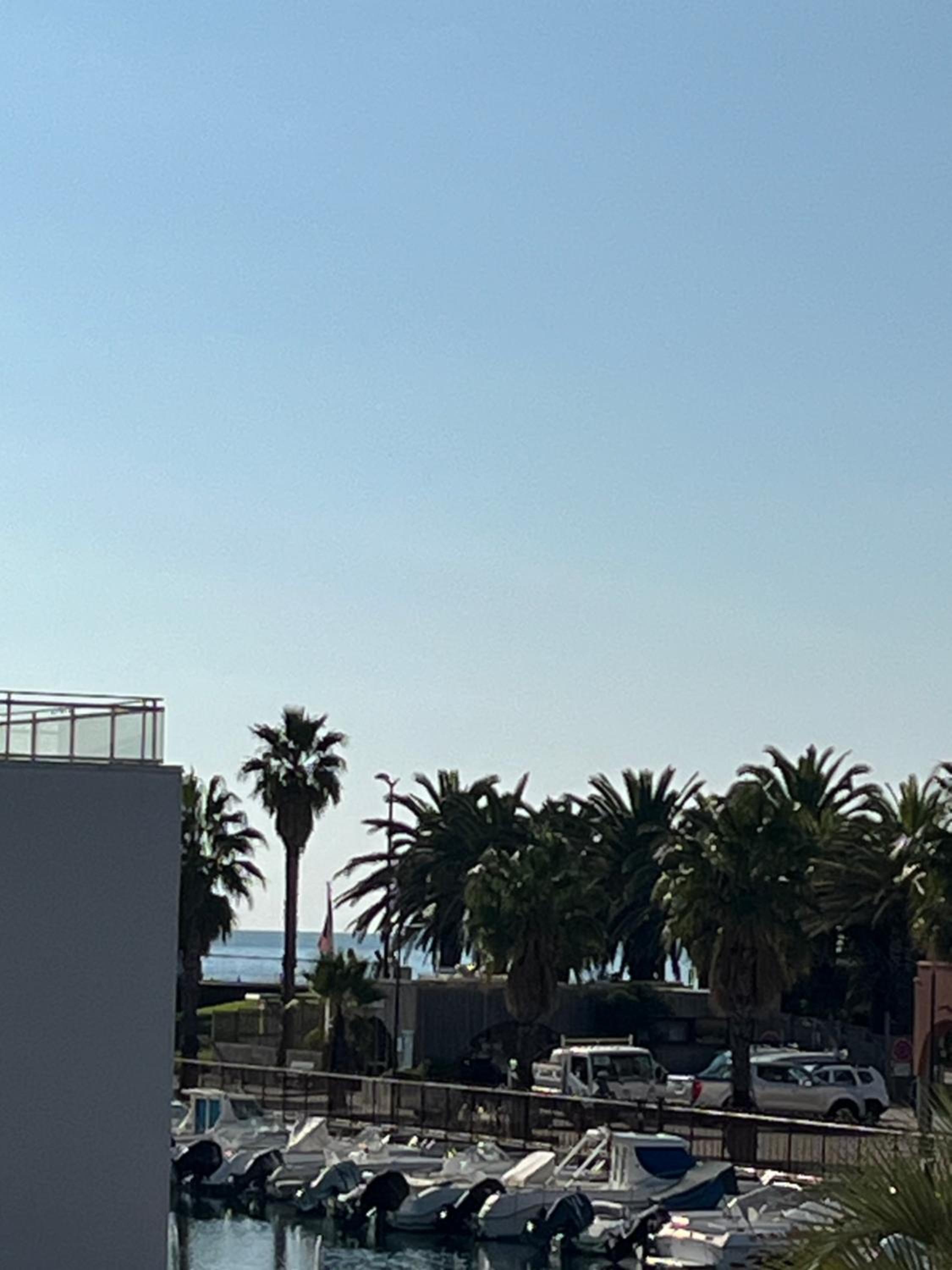 Wi Fi,vue marina ,parking ,plage à pied
