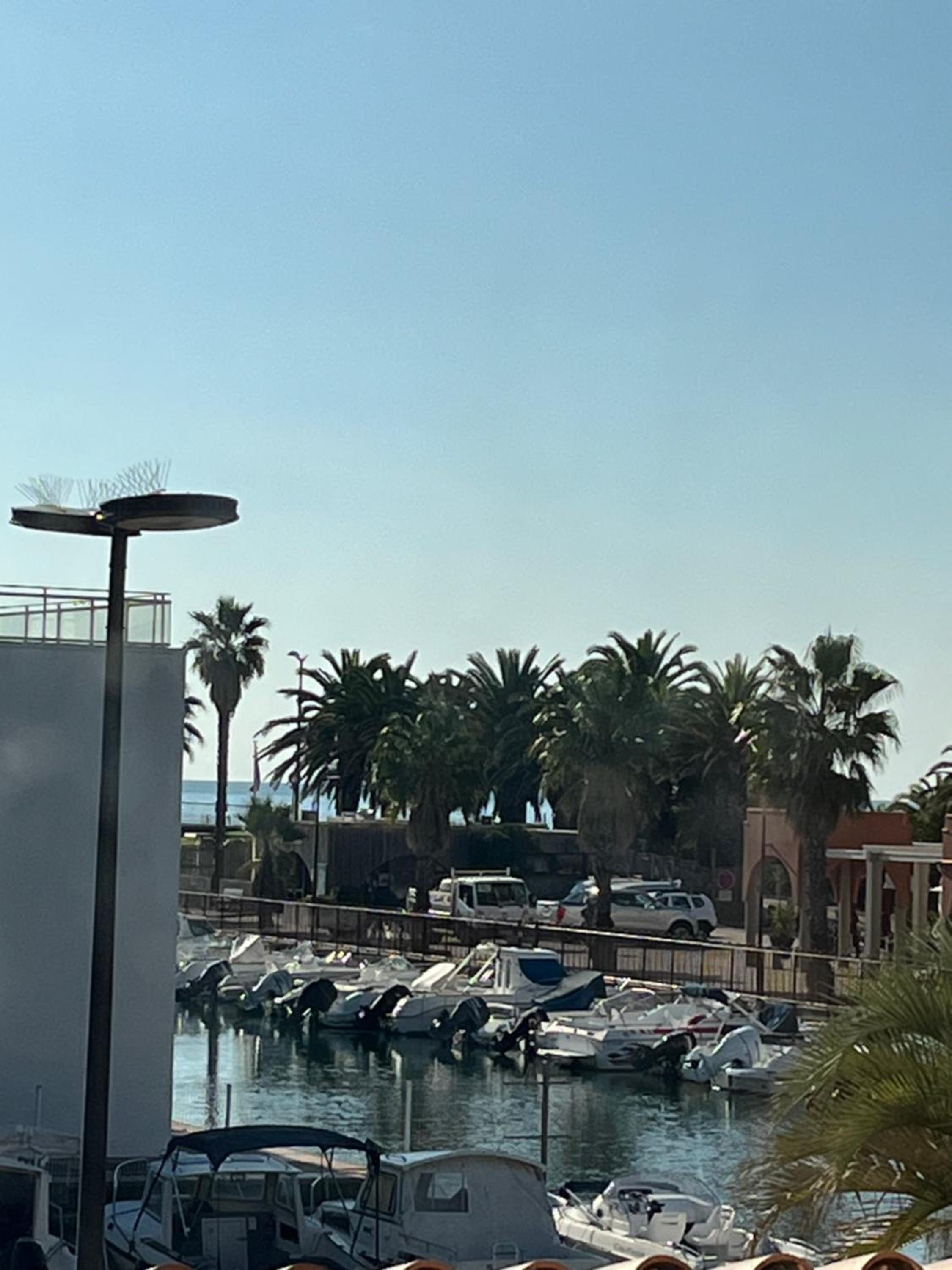 Wi Fi,vue marina ,parking ,plage à pied