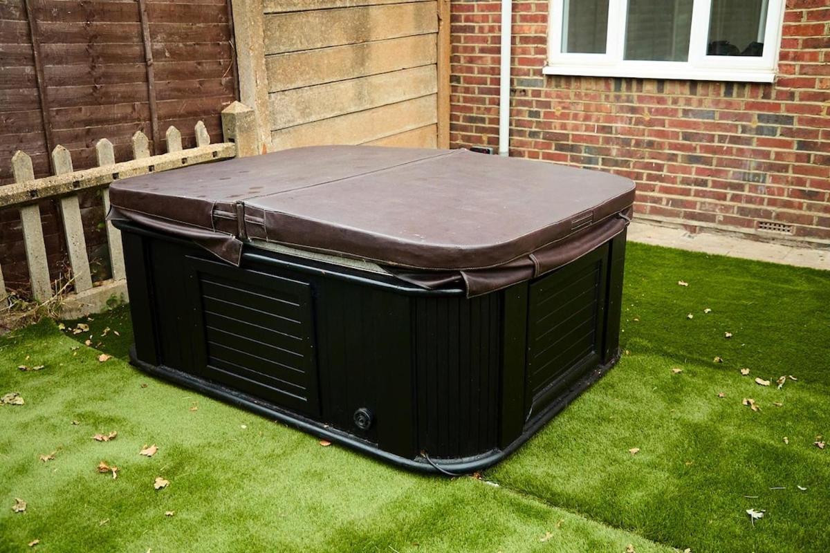 Stylish Wembley Home with Hot Tub, Parking & Garden