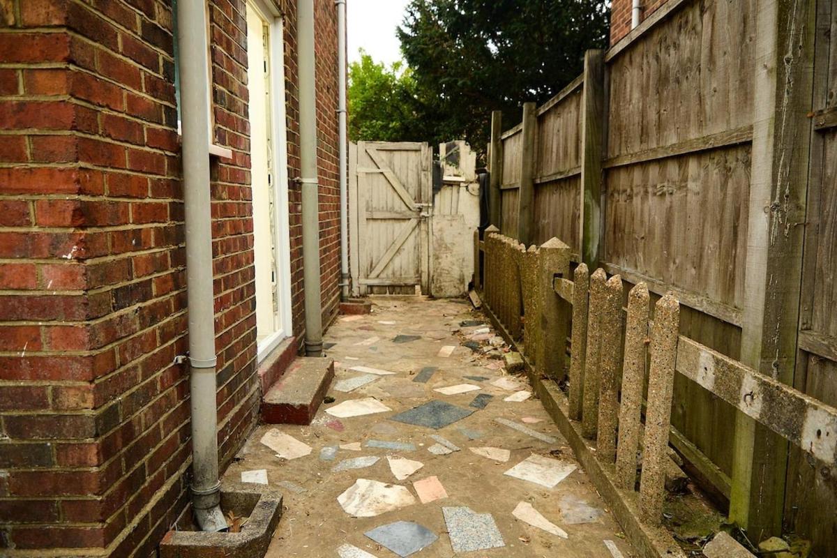 Stylish Wembley Home with Hot Tub, Parking & Garden