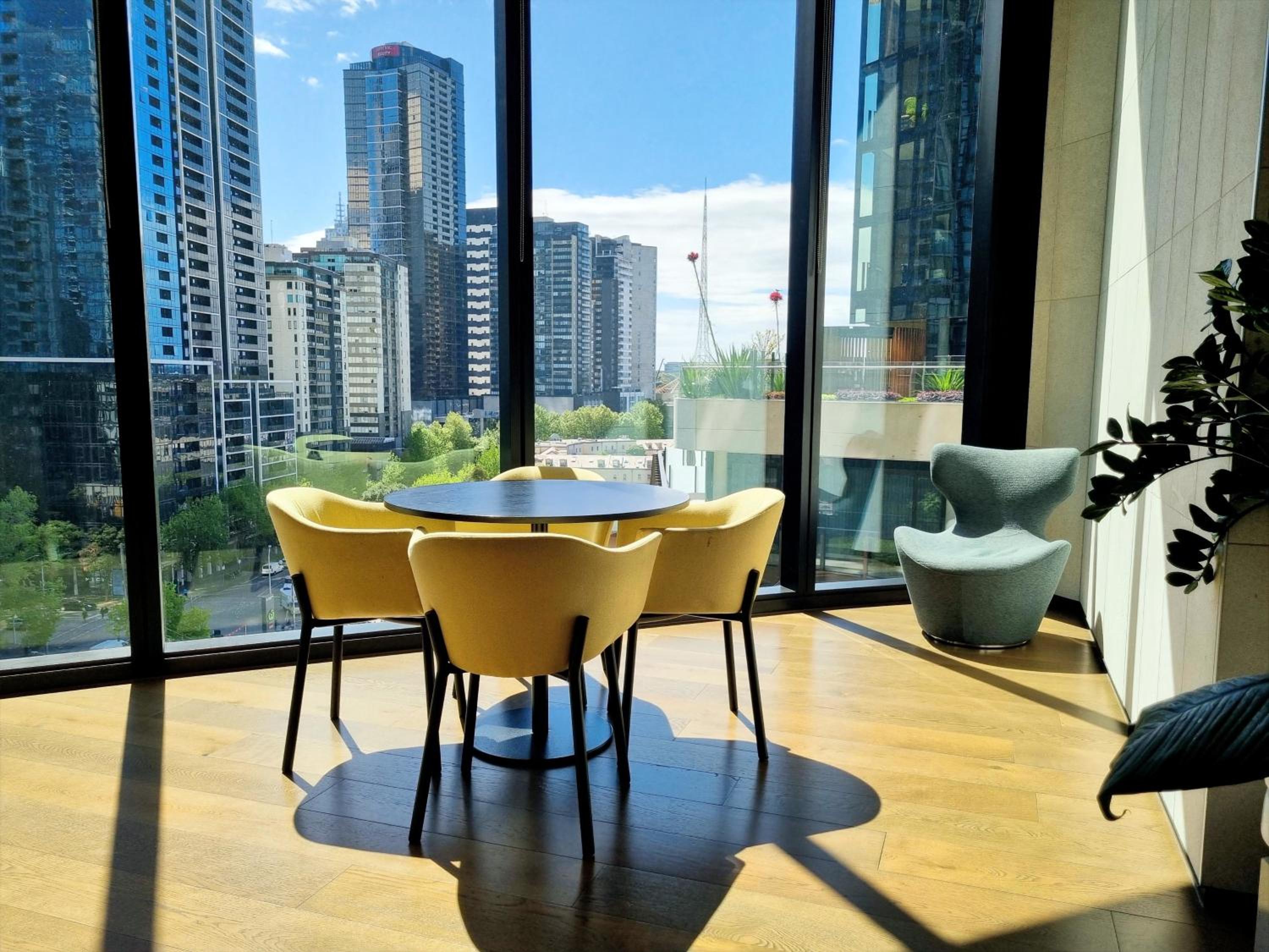 3BR Southbank Executive Apartment, Free Parking, Bay Views, Walk to Crown