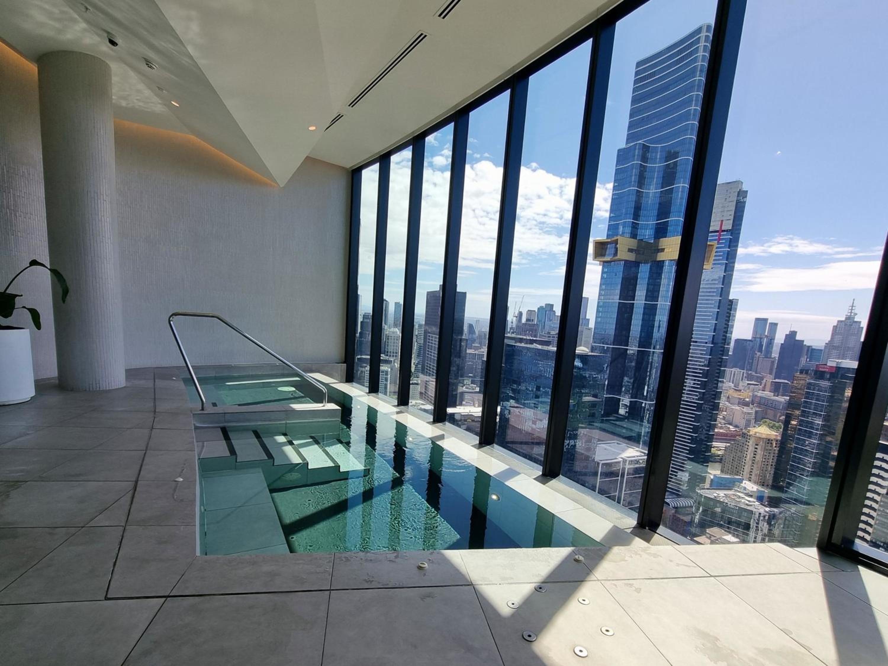 3BR Southbank Executive Apartment, Free Parking, Bay Views, Walk to Crown