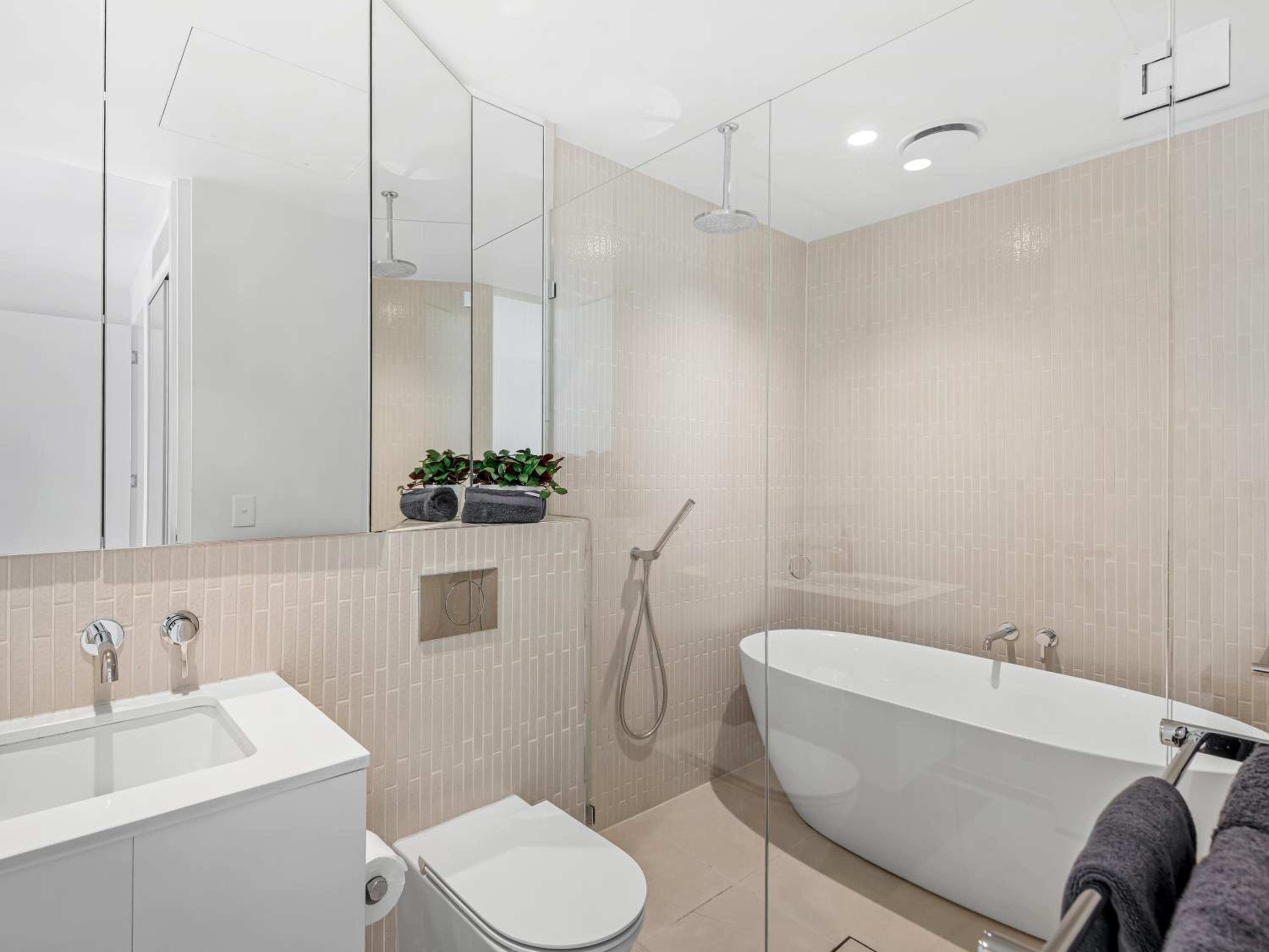 3BR Southbank Executive Apartment, Free Parking, Bay Views, Walk to Crown