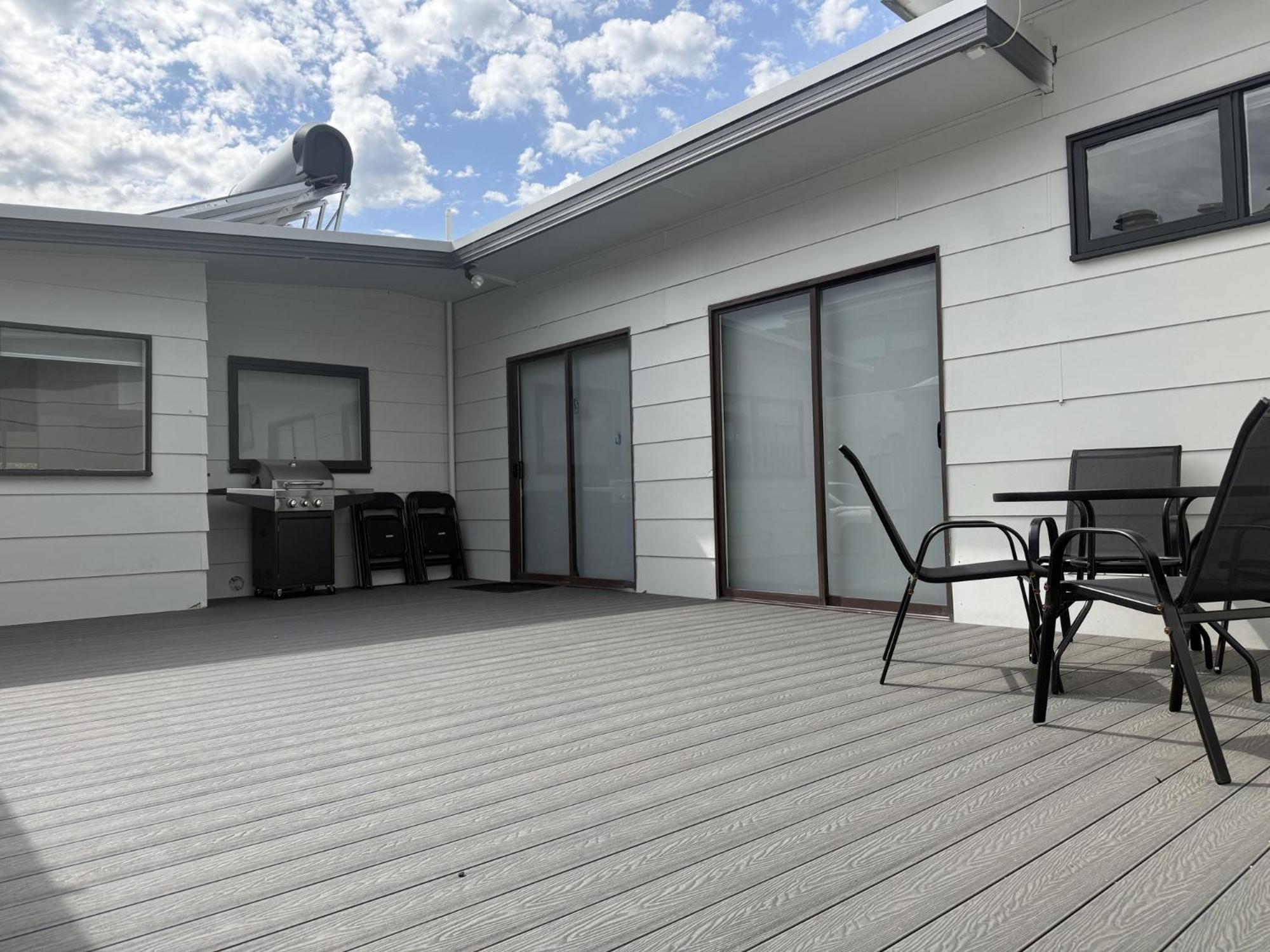 2-Bed Rosebud Apartment with BBQ & Garden