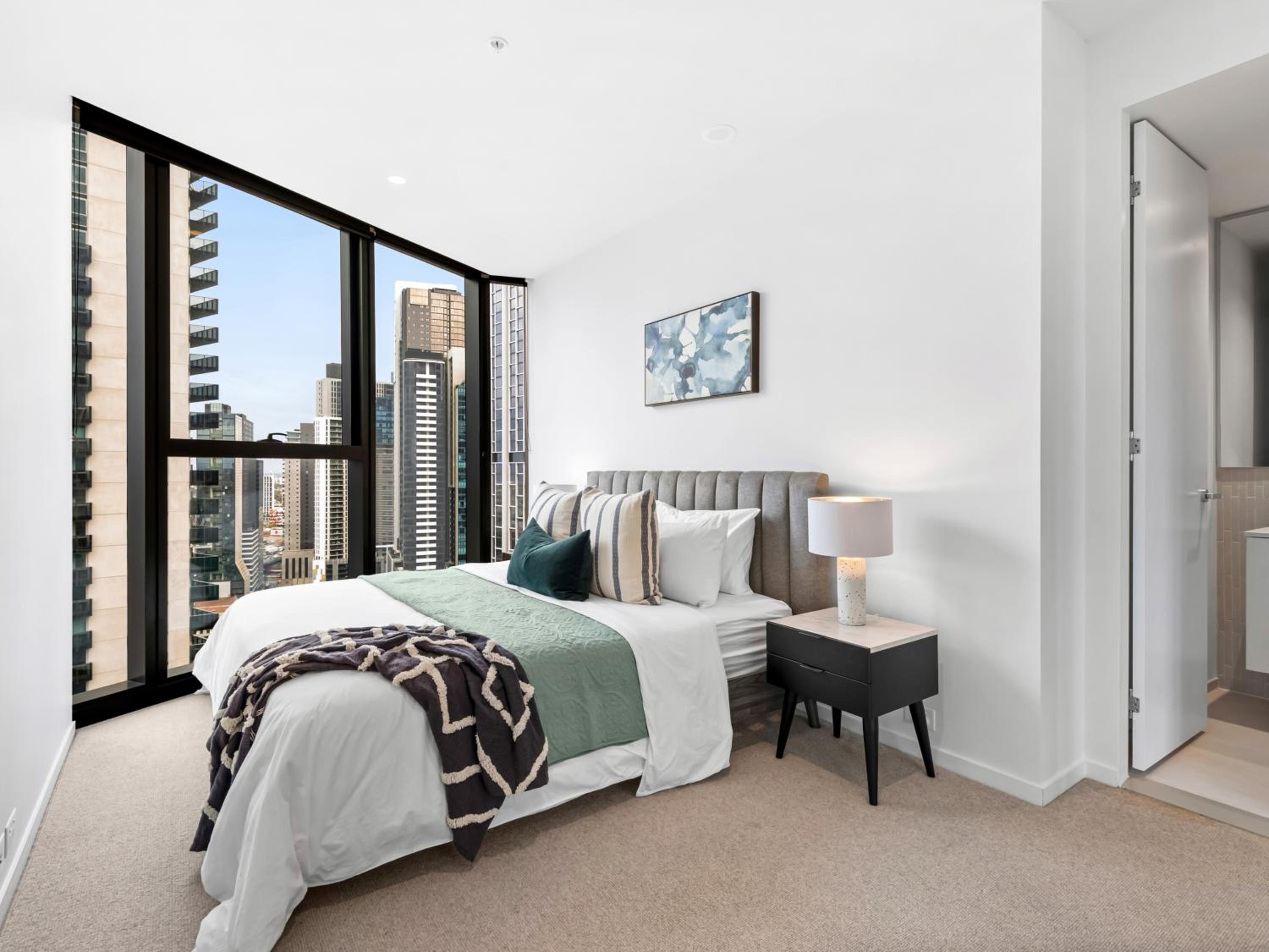 3BR Southbank Executive Apartment, Free Parking, Bay Views, Walk to Crown