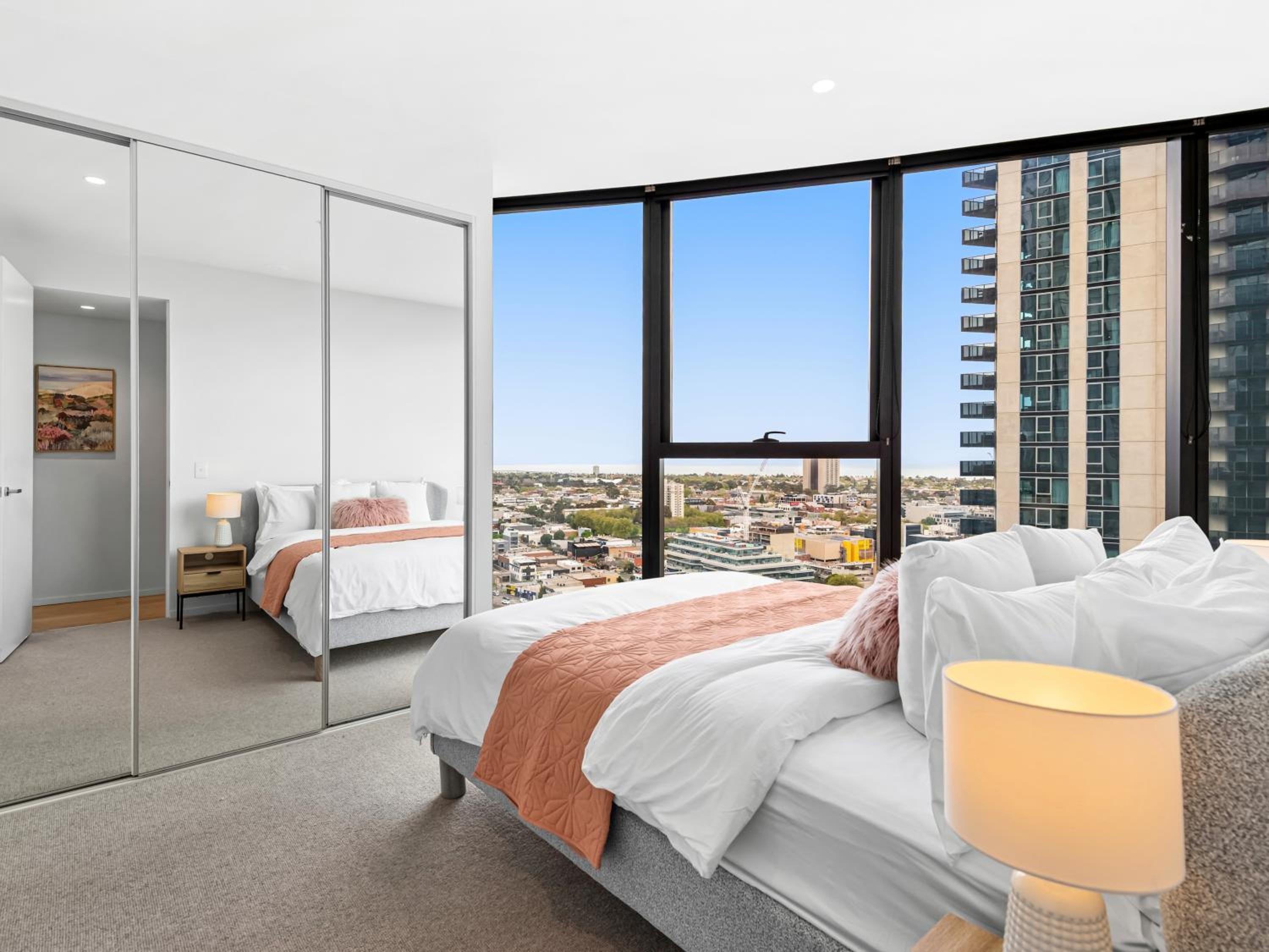 3BR Southbank Executive Apartment, Free Parking, Bay Views, Walk to Crown