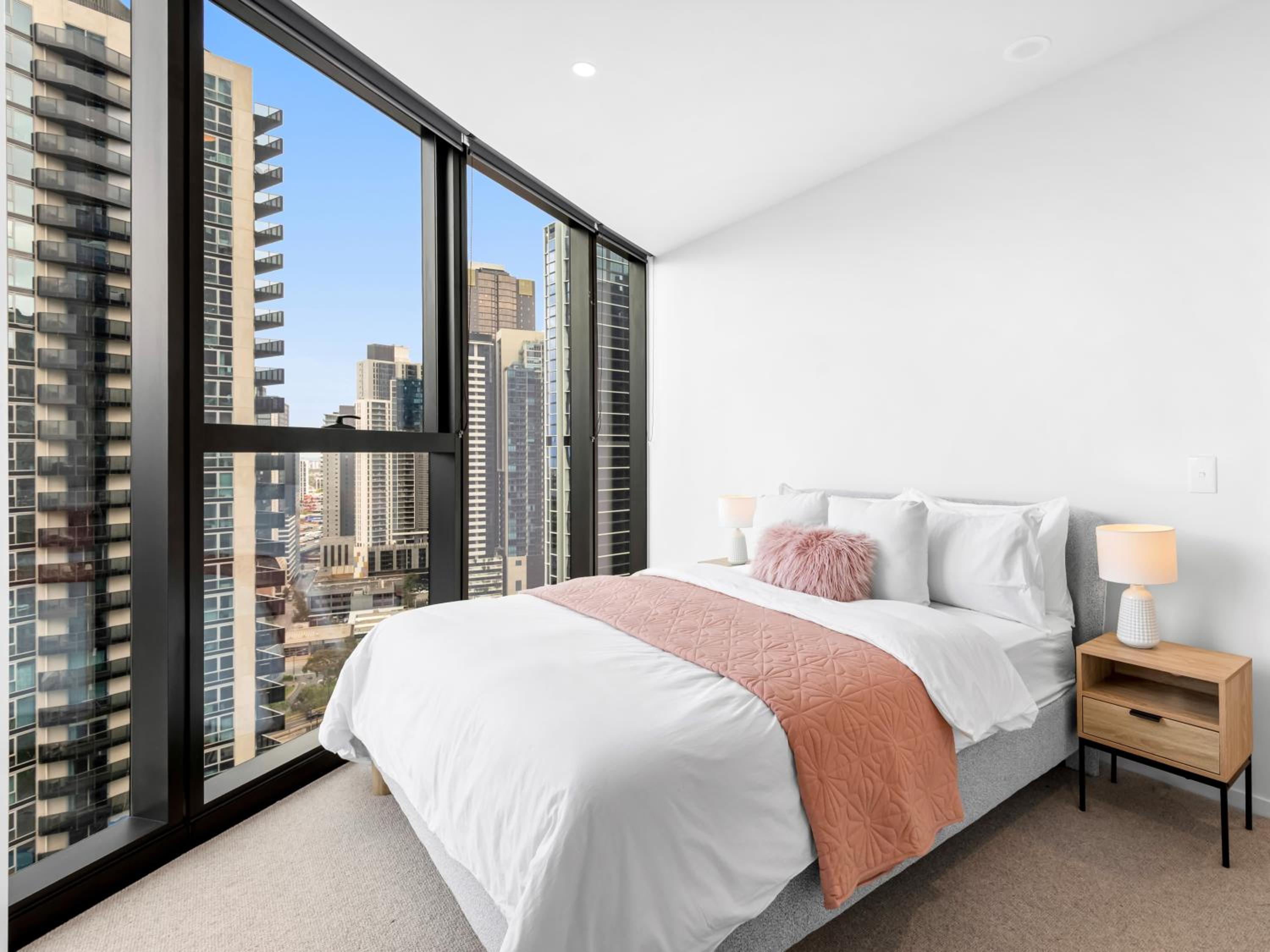 3BR Southbank Executive Apartment, Free Parking, Bay Views, Walk to Crown