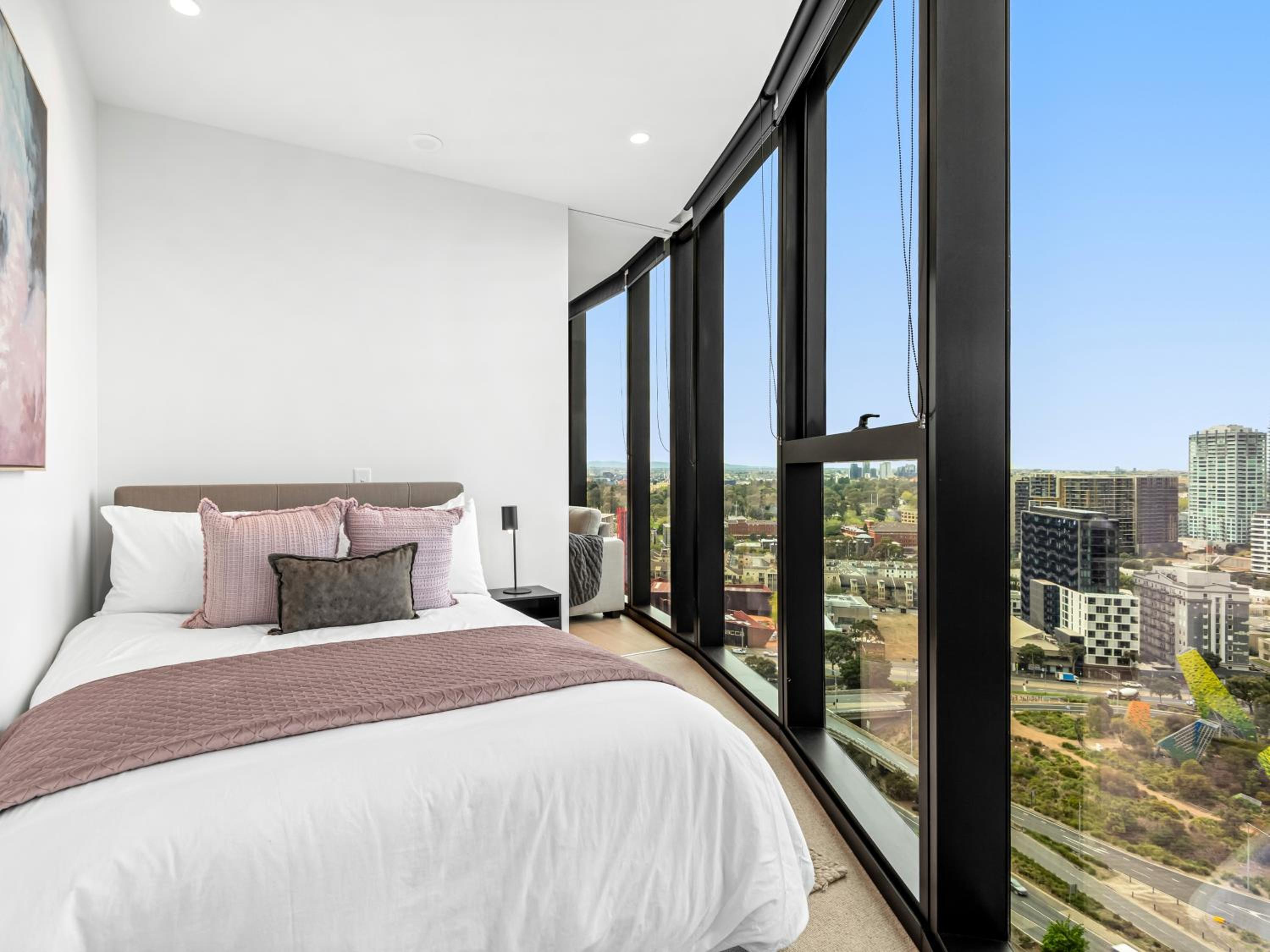 3BR Southbank Executive Apartment, Free Parking, Bay Views, Walk to Crown