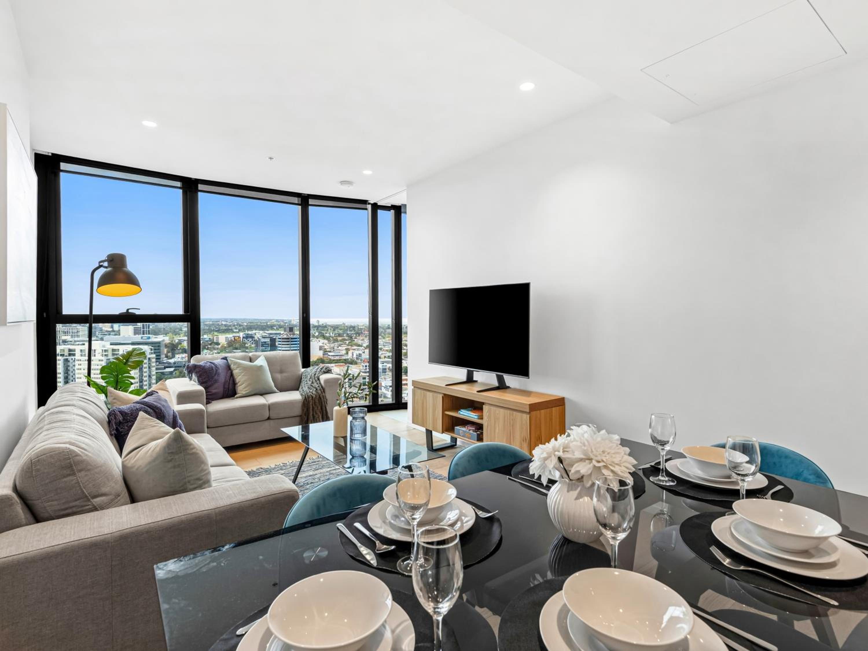 3BR Southbank Executive Apartment, Free Parking, Bay Views, Walk to Crown