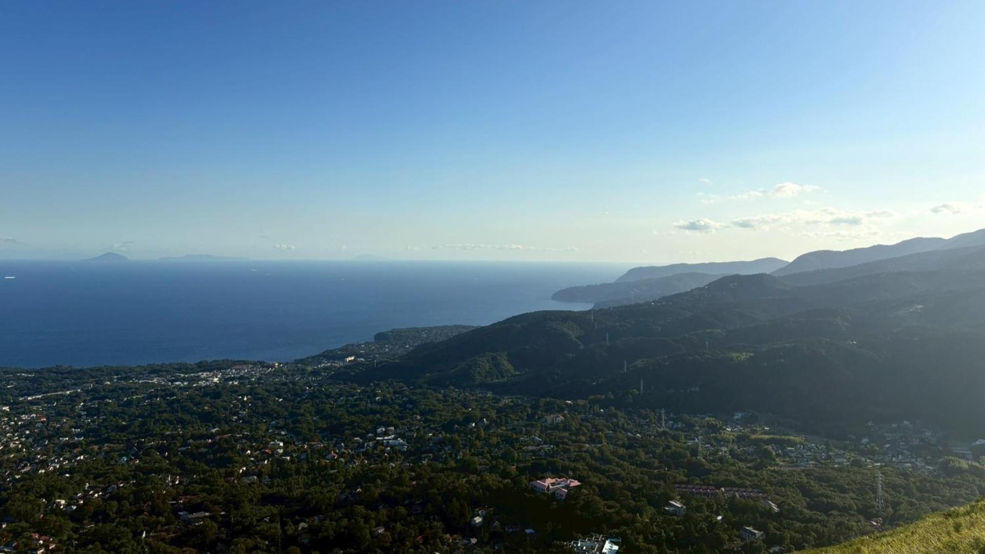 伊豆の高台に佇むログハウスの貸別荘 #一棟貸切 #グループや家族旅行におすすめ #広々リビング #BBQグリル付 #満点の星空 #大室山を眺める #桜並木通り近く #伊東市 #伊豆高原 #kazamichi