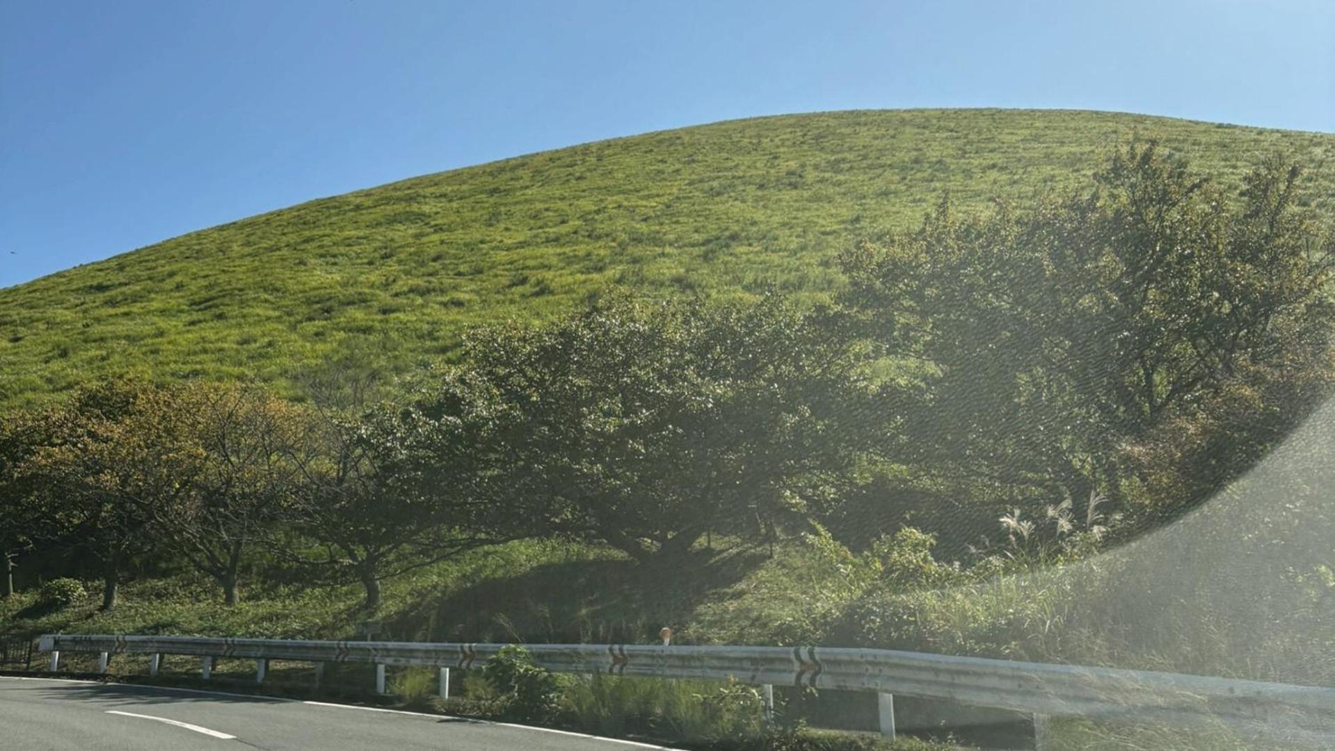 伊豆の高台に佇むログハウスの貸別荘 #一棟貸切 #グループや家族旅行におすすめ #広々リビング #BBQグリル付 #満点の星空 #大室山を眺める #桜並木通り近く #伊東市 #伊豆高原 #kazamichi