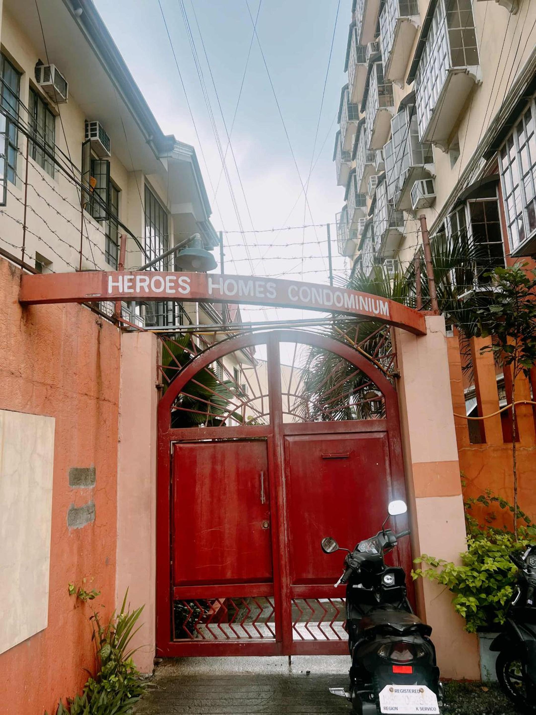 Paris Theme Near Trinoma SM North LRT Roosevelt SNR Congressional Free Netflix Fast Internet