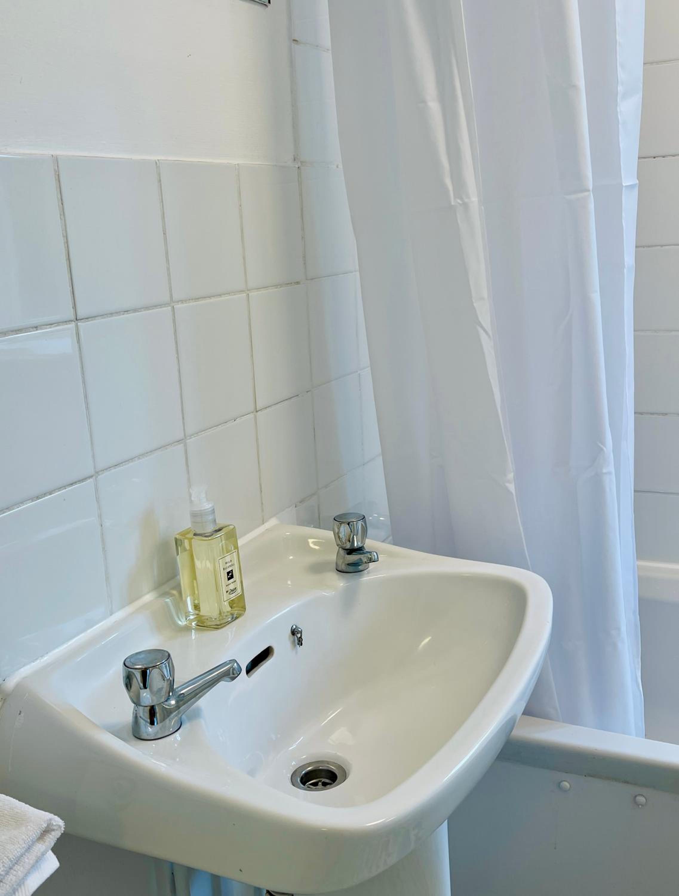 Spacious & Cosy Central London 3-bed Victoria TownHouse, with Private Garden