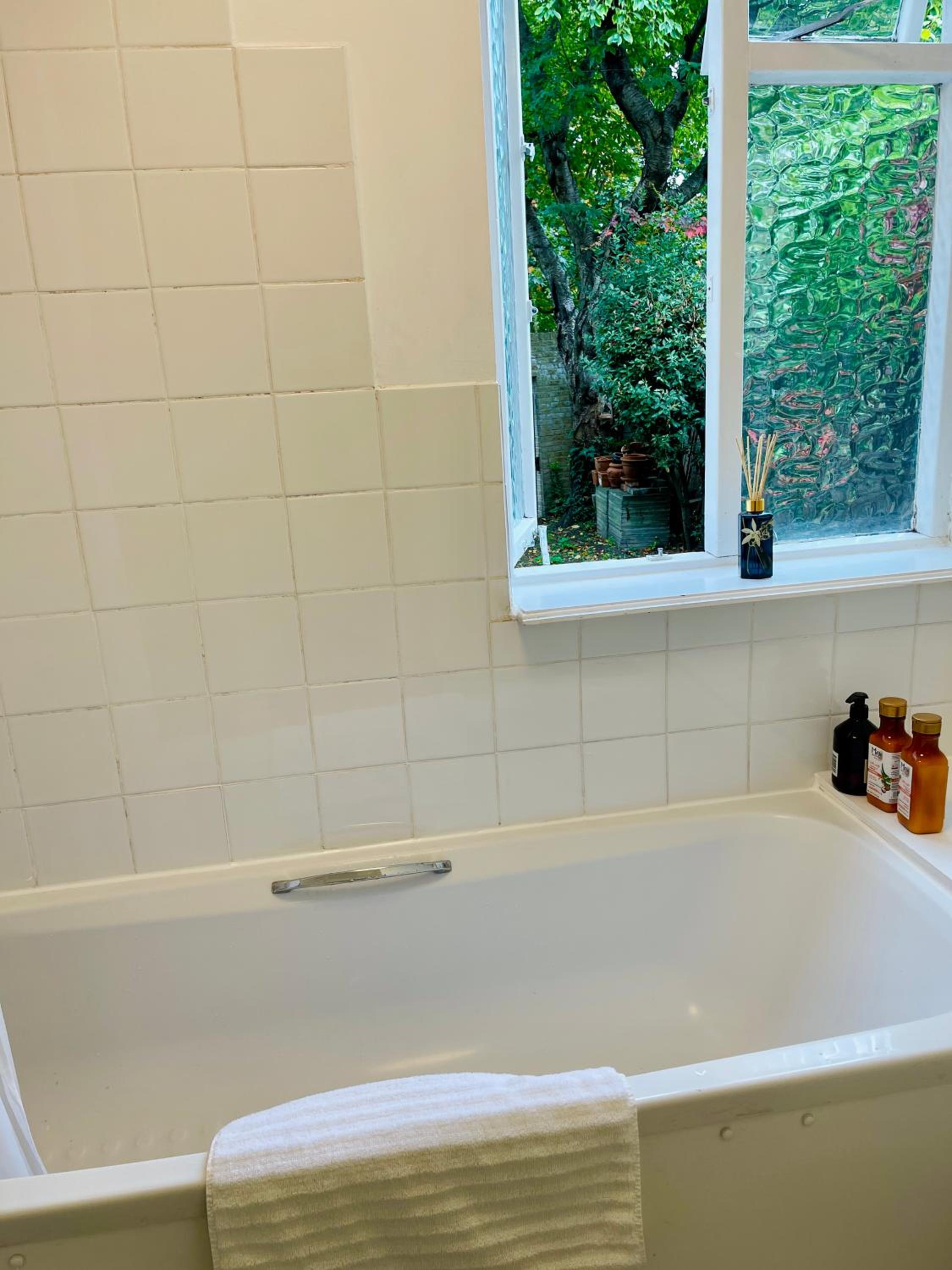 Spacious & Cosy Central London 3-bed Victoria TownHouse, with Private Garden