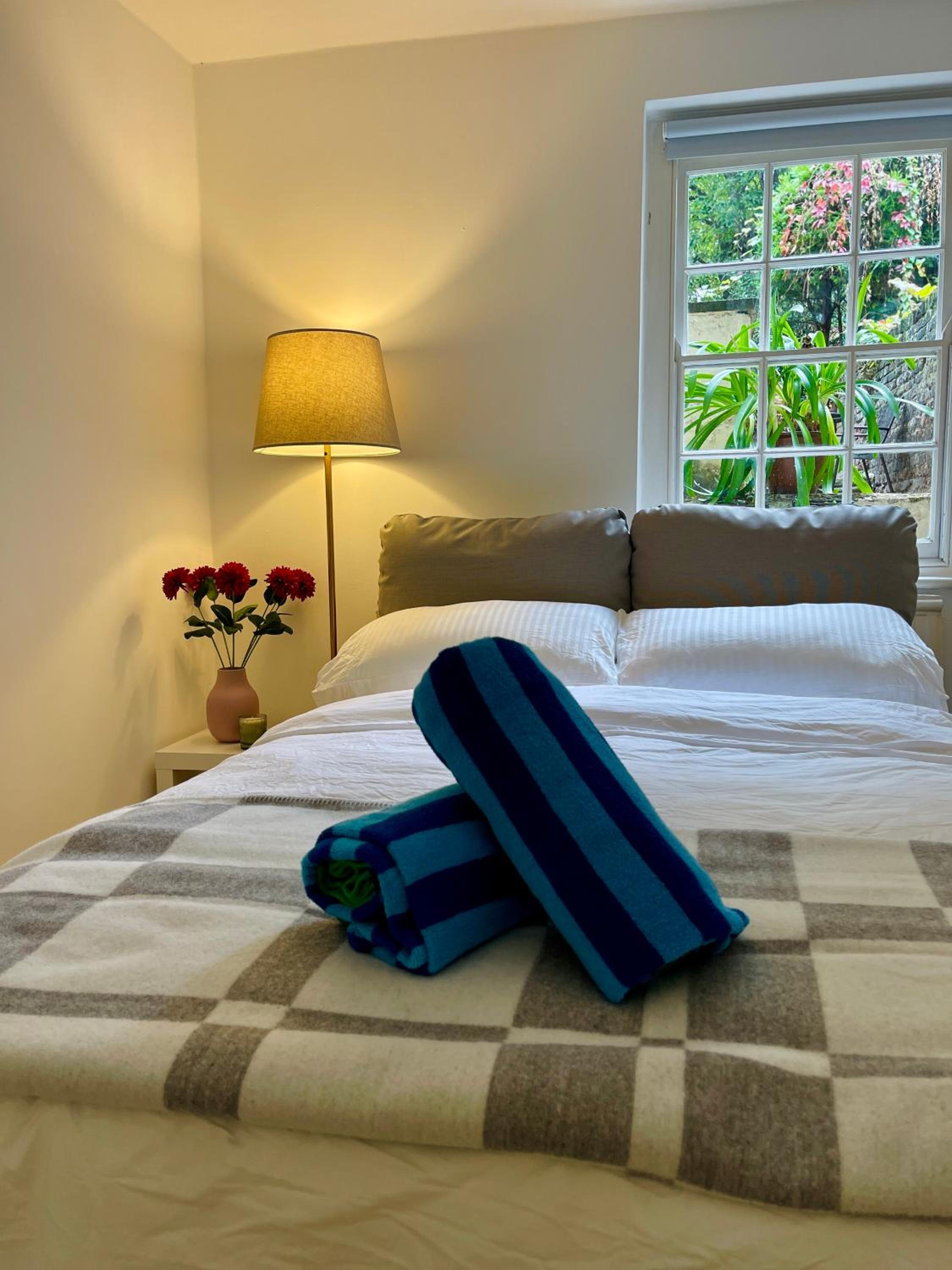 Spacious & Cosy Central London 3-bed Victoria TownHouse, with Private Garden