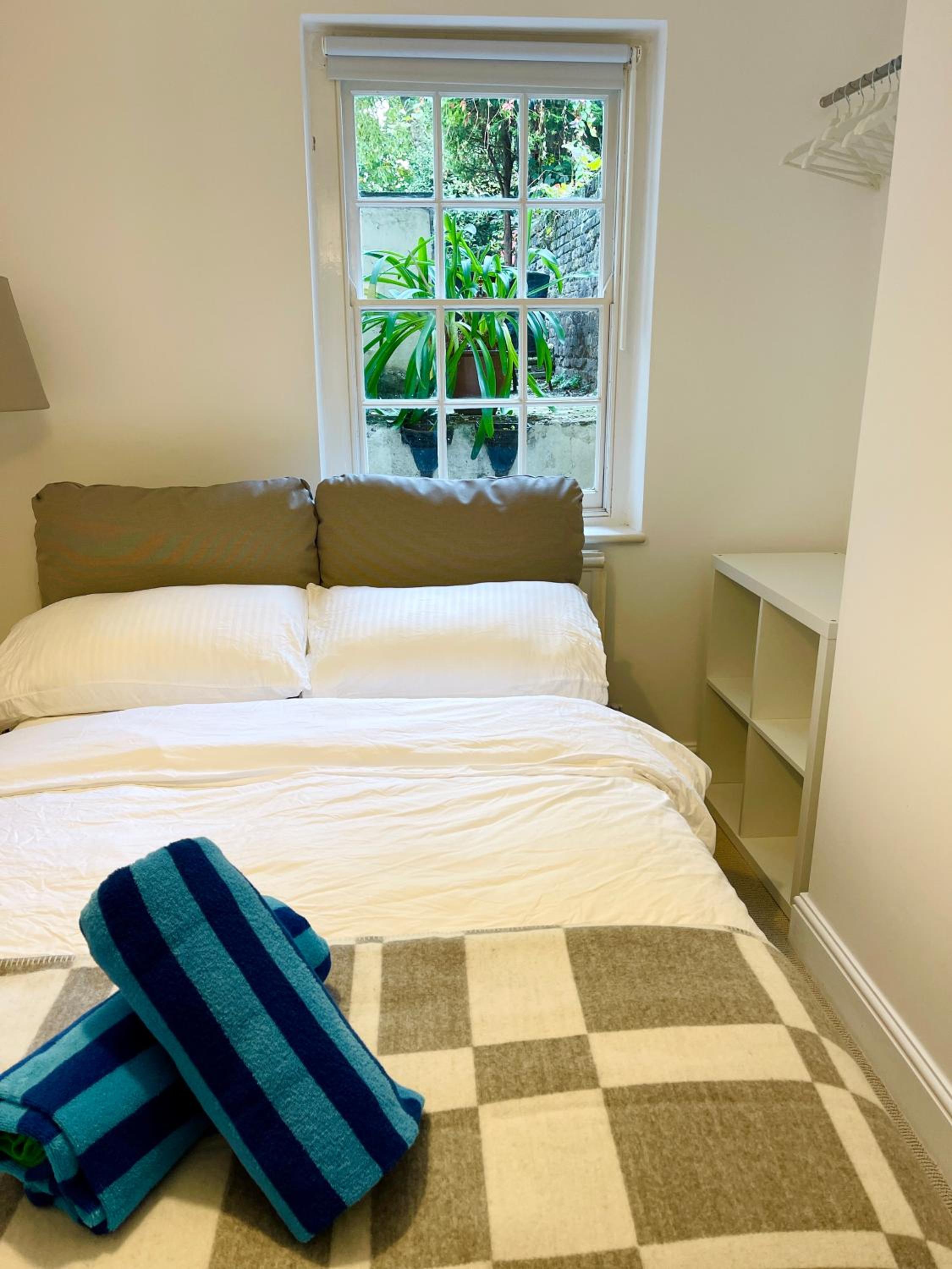 Spacious & Cosy Central London 3-bed Victoria TownHouse, with Private Garden
