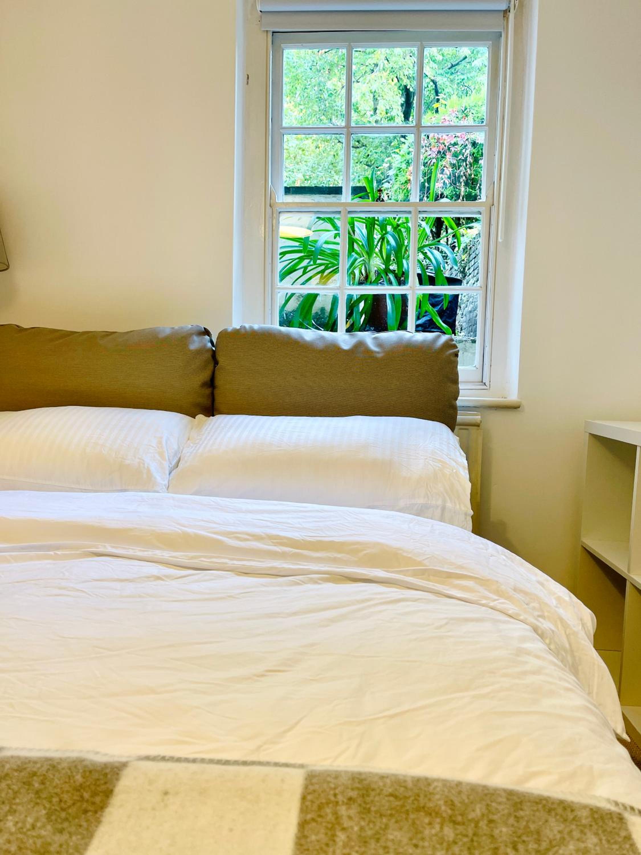 Spacious & Cosy Central London 3-bed Victoria TownHouse, with Private Garden