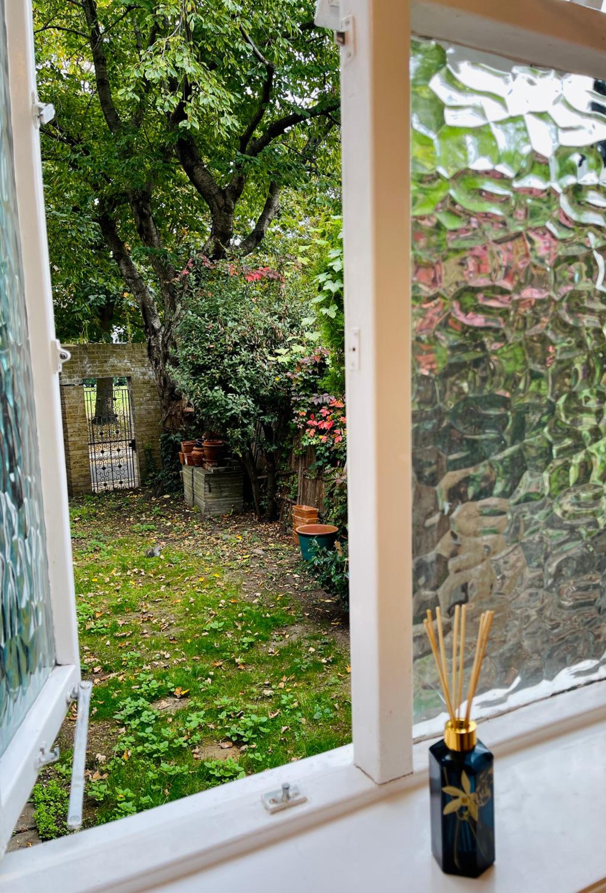 Spacious & Cosy Central London 3-bed Victoria TownHouse, with Private Garden