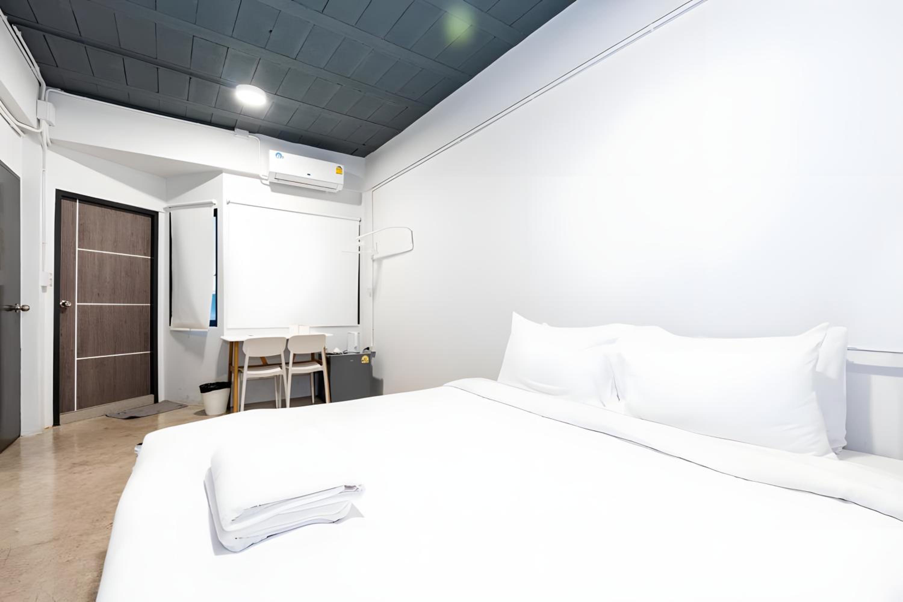 Yellow Place Sukhumvit Soi 2 BTS Nana - เยลโล เพลส สุขุมวิท ซอย 2 บีทีเอส นานา