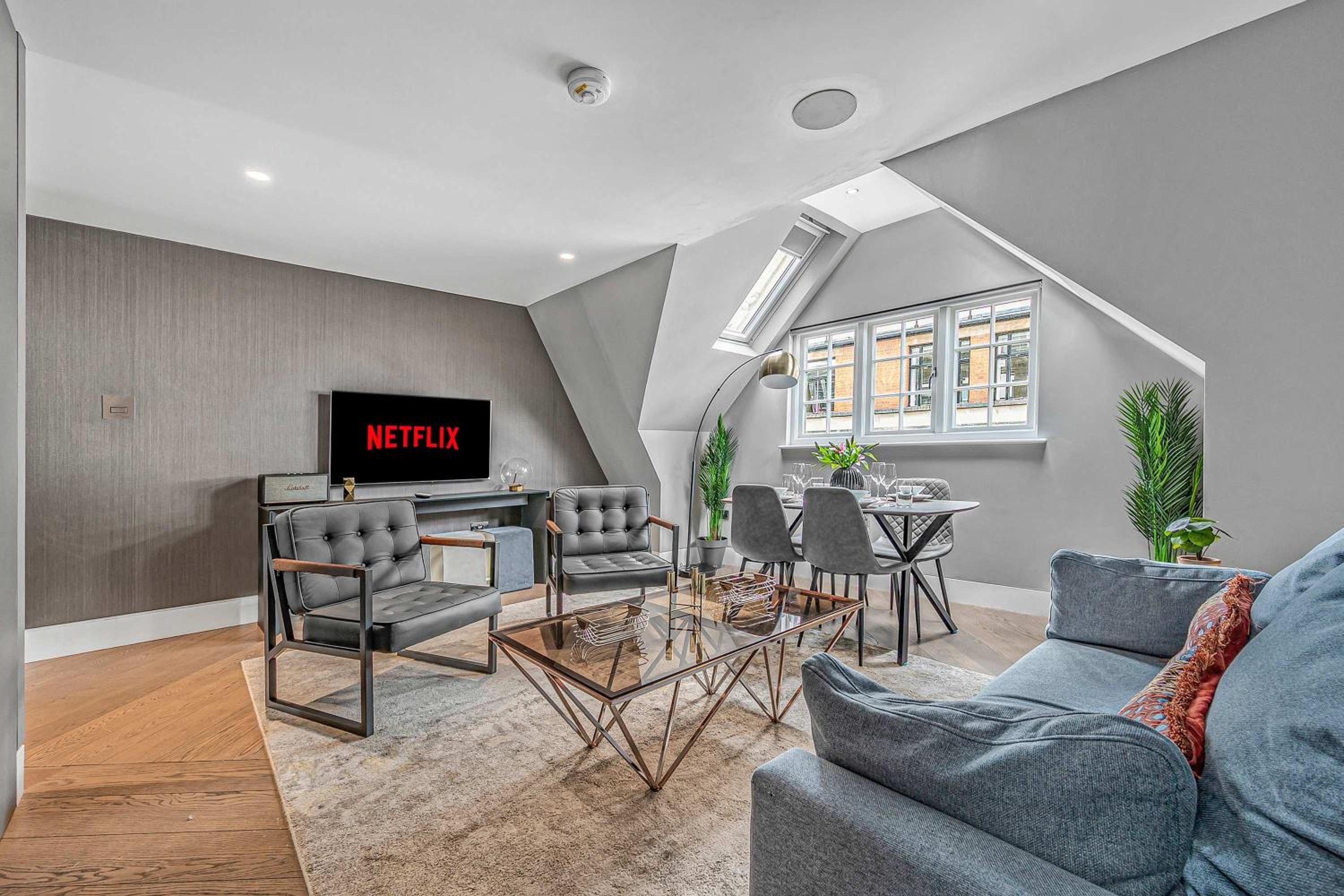 Luxury 1-bed Penthouse with AC by Carnaby Street