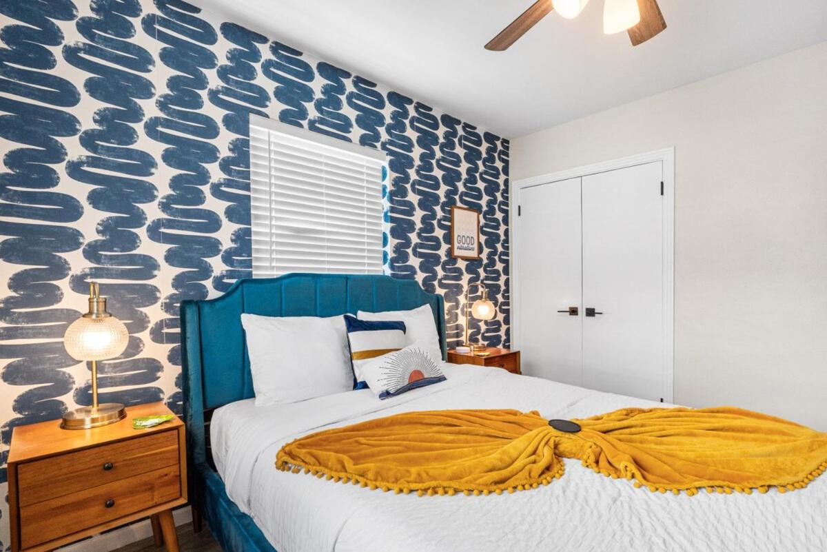 Tropical Disco, Luxury, Top 5 percent of Homes, Guest Favorite, Heated Pool, Mins to St Pete Beach