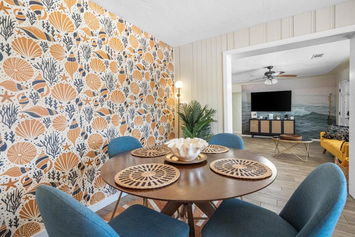 Tropical Disco, Luxury, Top 5 percent of Homes, Guest Favorite, Heated Pool, Mins to St Pete Beach