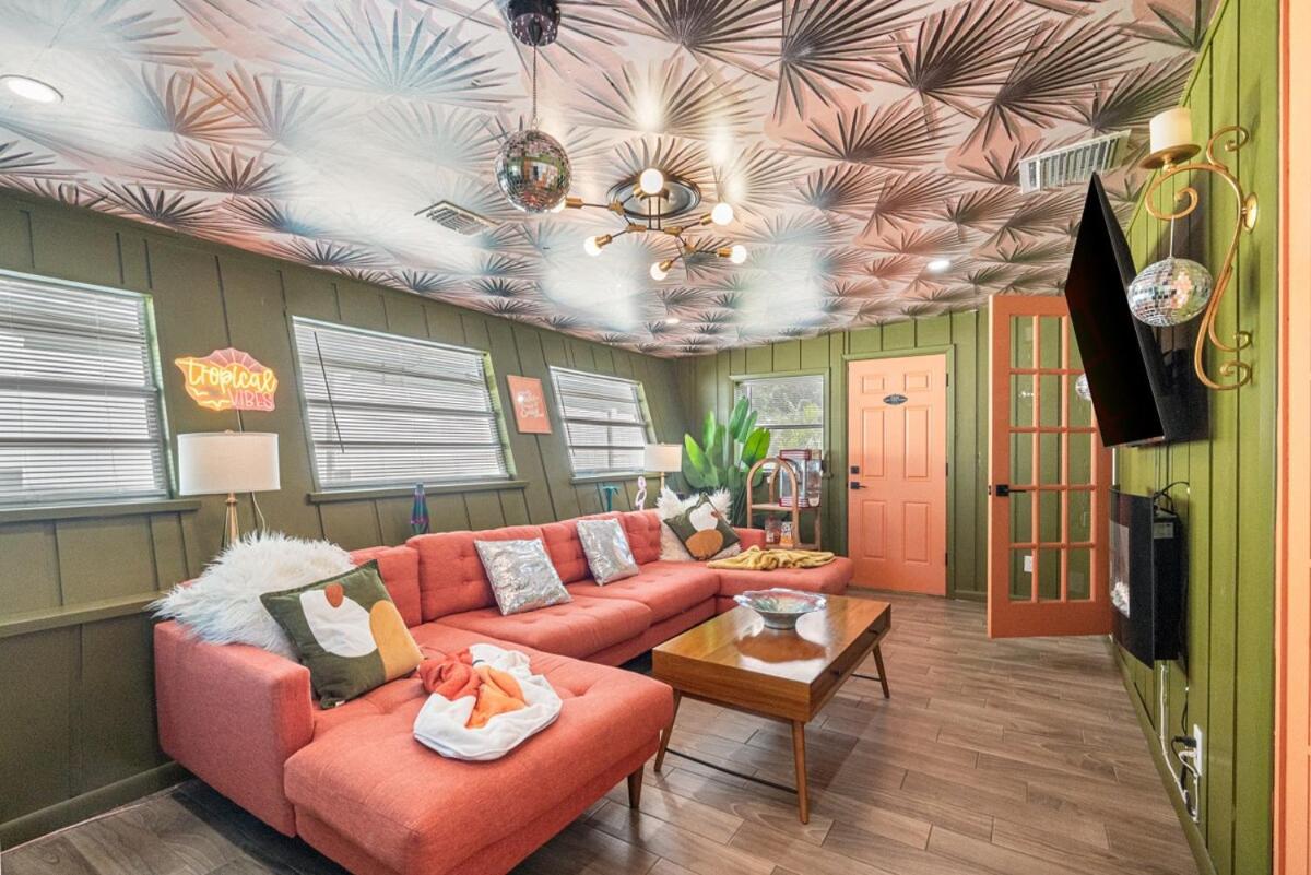 Tropical Disco, Luxury, Top 5 percent of Homes, Guest Favorite, Heated Pool, Mins to St Pete Beach