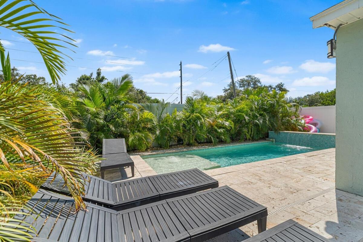 Tropical Disco, Luxury, Top 5 percent of Homes, Guest Favorite, Heated Pool, Mins to St Pete Beach