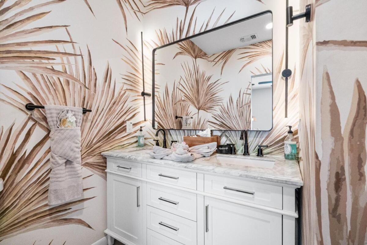 Tropical Disco, Luxury, Top 5 percent of Homes, Guest Favorite, Heated Pool, Mins to St Pete Beach