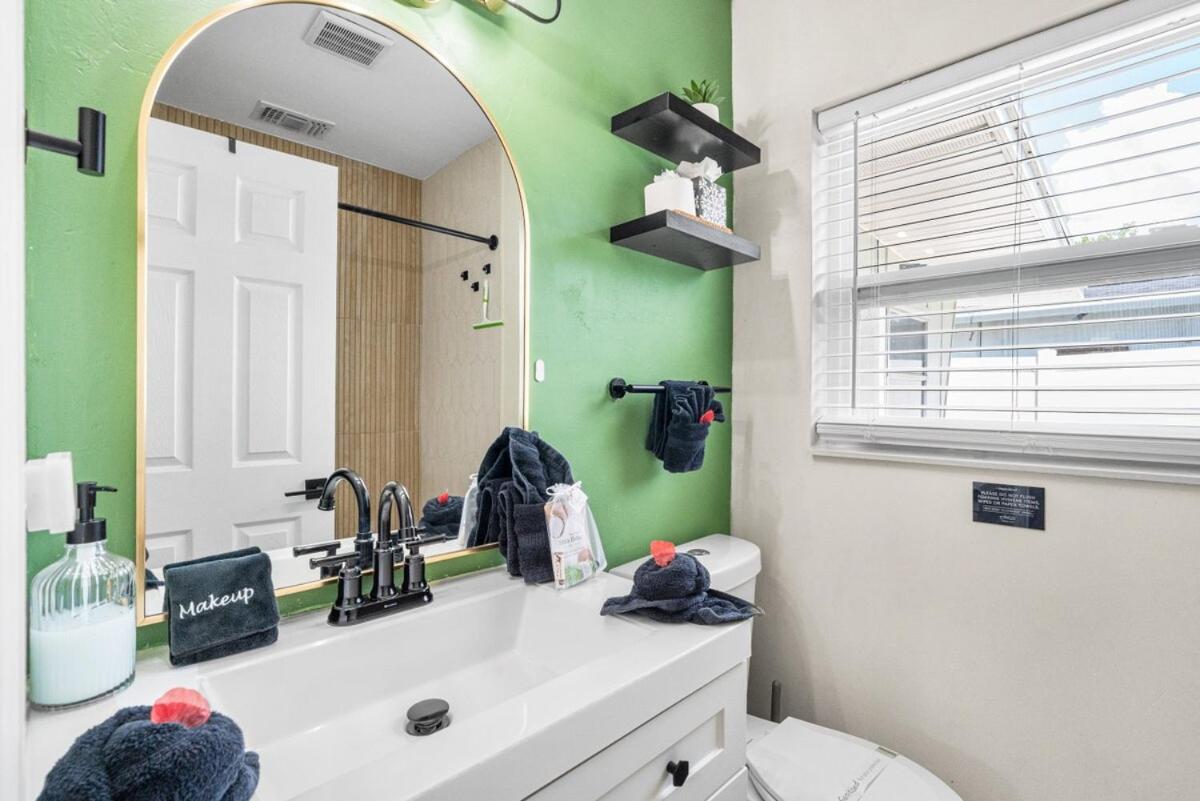 Tropical Disco, Luxury, Top 5 percent of Homes, Guest Favorite, Heated Pool, Mins to St Pete Beach