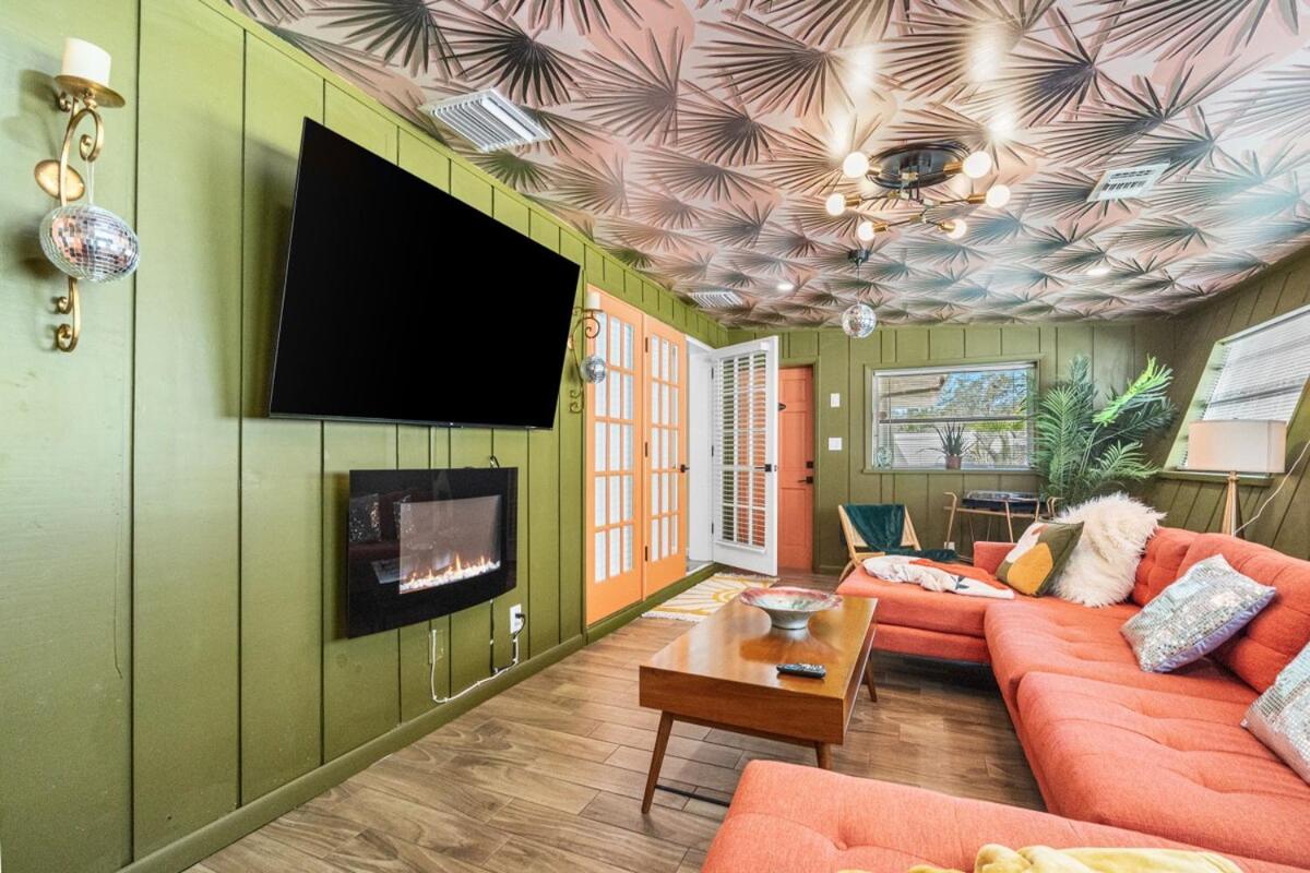 Tropical Disco, Luxury, Top 5 percent of Homes, Guest Favorite, Heated Pool, Mins to St Pete Beach