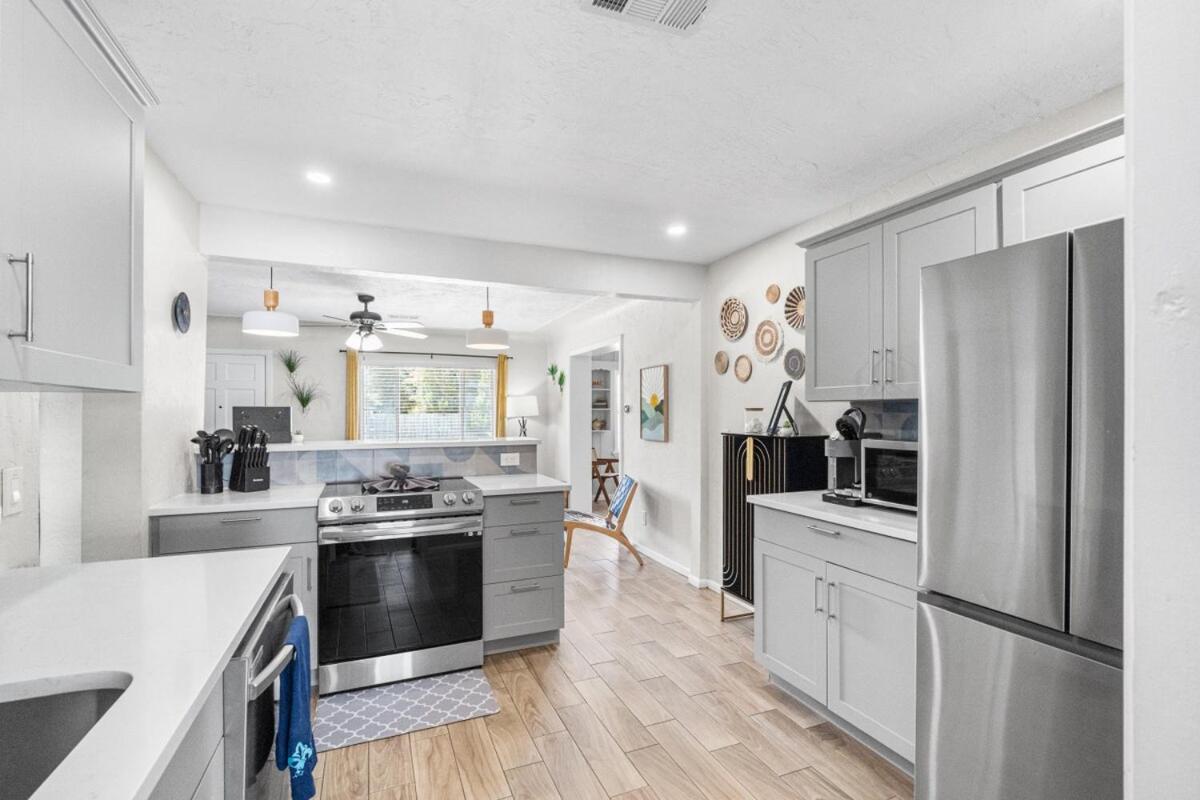 Tropical Disco, Luxury, Top 5 percent of Homes, Guest Favorite, Heated Pool, Mins to St Pete Beach