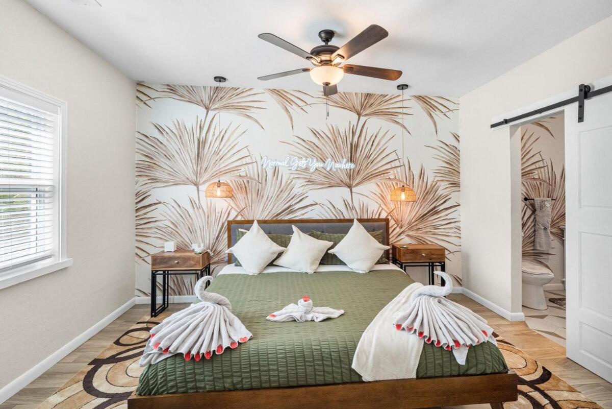 Tropical Disco, Luxury, Top 5 percent of Homes, Guest Favorite, Heated Pool, Mins to St Pete Beach