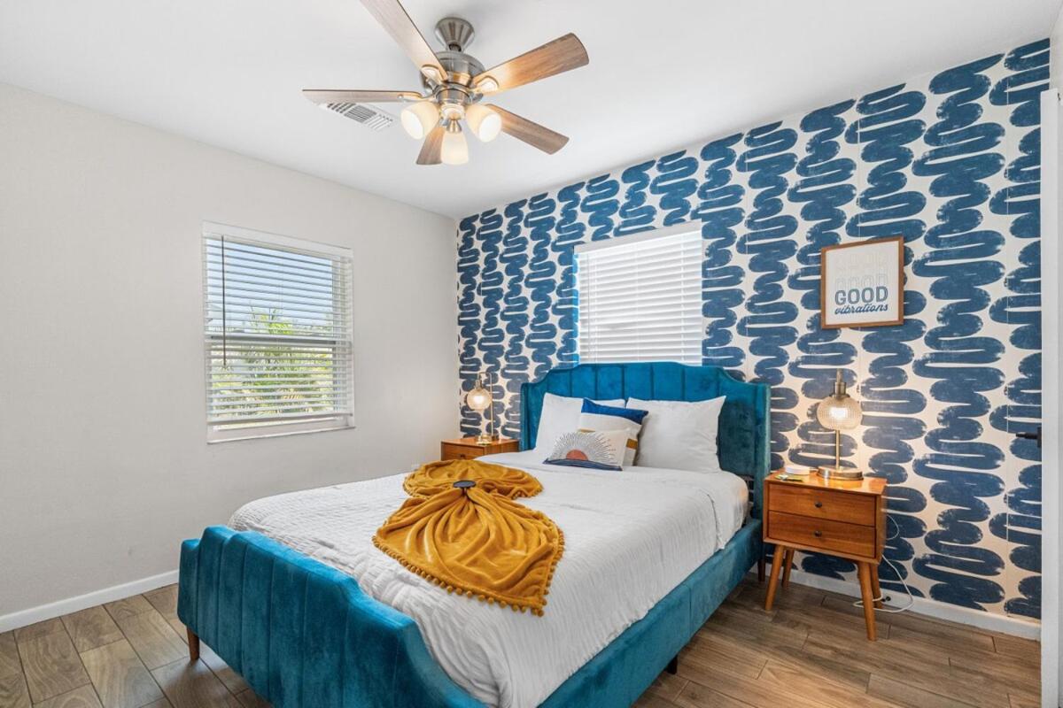Tropical Disco, Luxury, Top 5 percent of Homes, Guest Favorite, Heated Pool, Mins to St Pete Beach