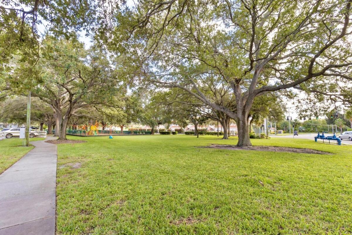 Tropical Disco, Luxury, Top 5 percent of Homes, Guest Favorite, Heated Pool, Mins to St Pete Beach