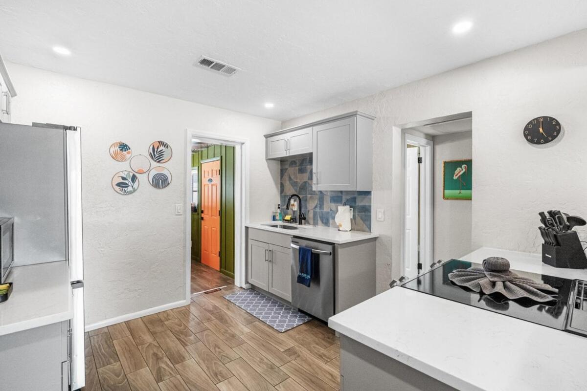 Tropical Disco, Luxury, Top 5 percent of Homes, Guest Favorite, Heated Pool, Mins to St Pete Beach