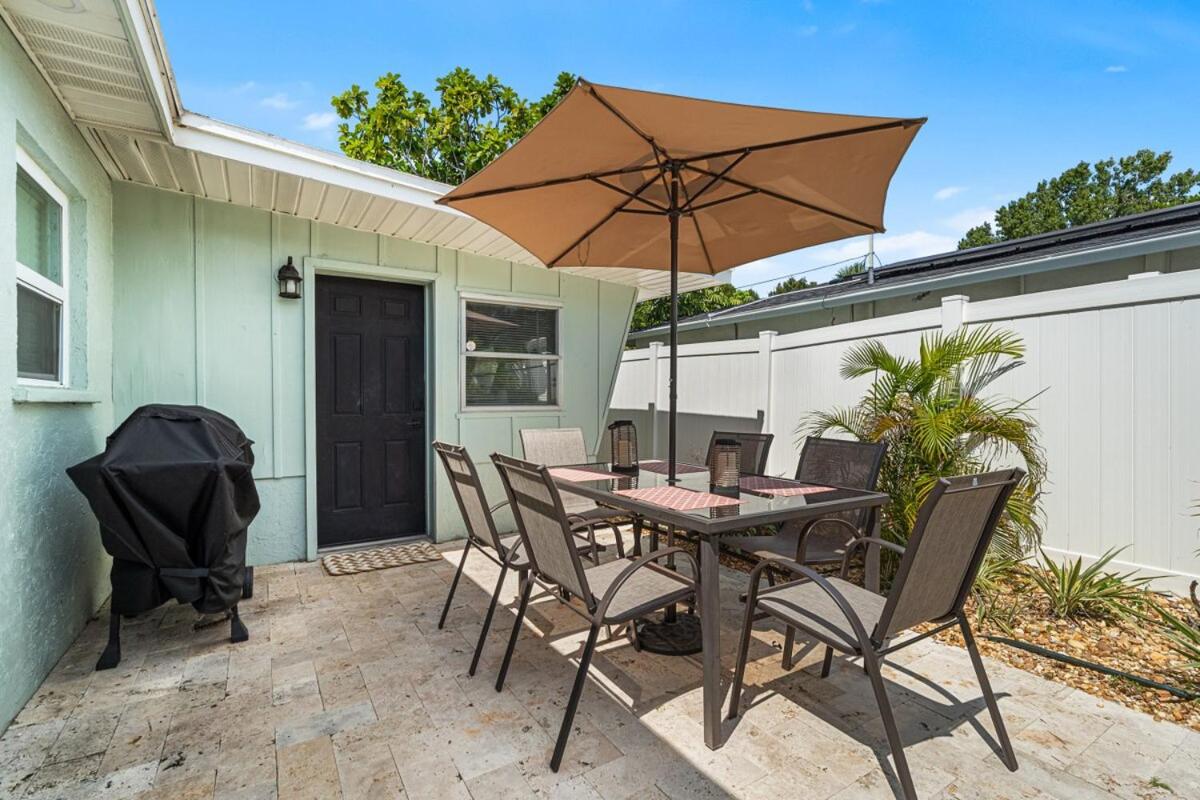 Tropical Disco, Luxury, Top 5 percent of Homes, Guest Favorite, Heated Pool, Mins to St Pete Beach