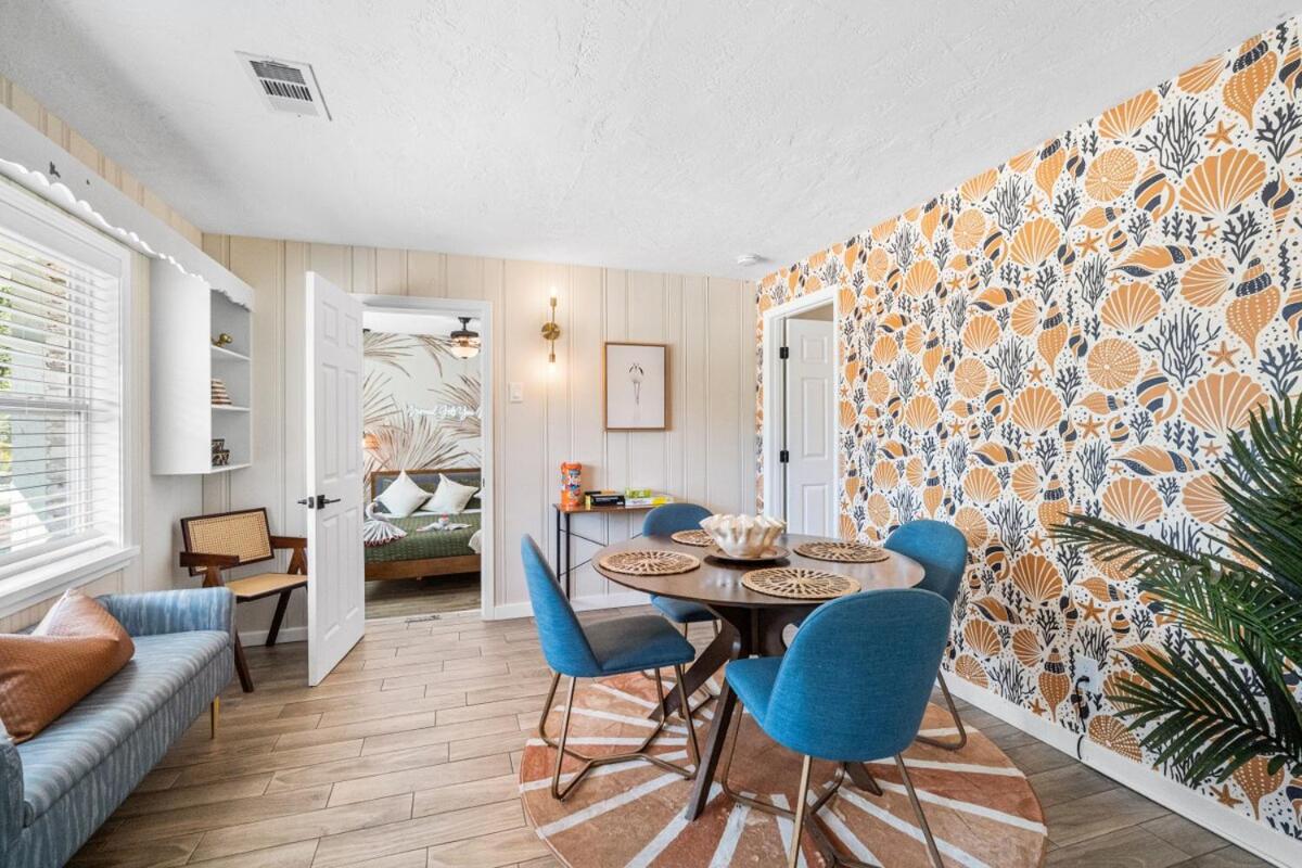 Tropical Disco, Luxury, Top 5 percent of Homes, Guest Favorite, Heated Pool, Mins to St Pete Beach