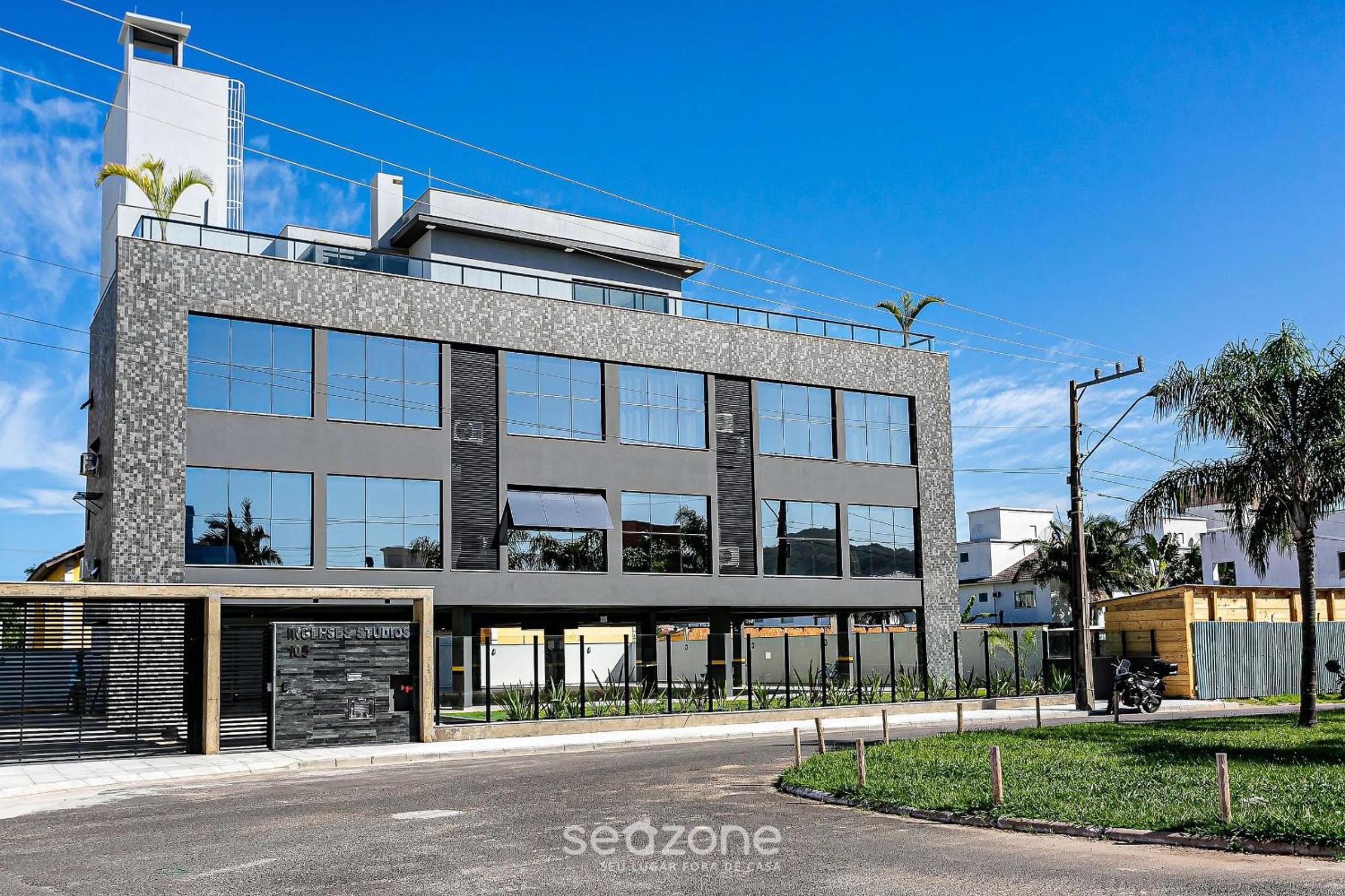 Stay in a building with pool 850m from the beach in Florianópolis - STIs