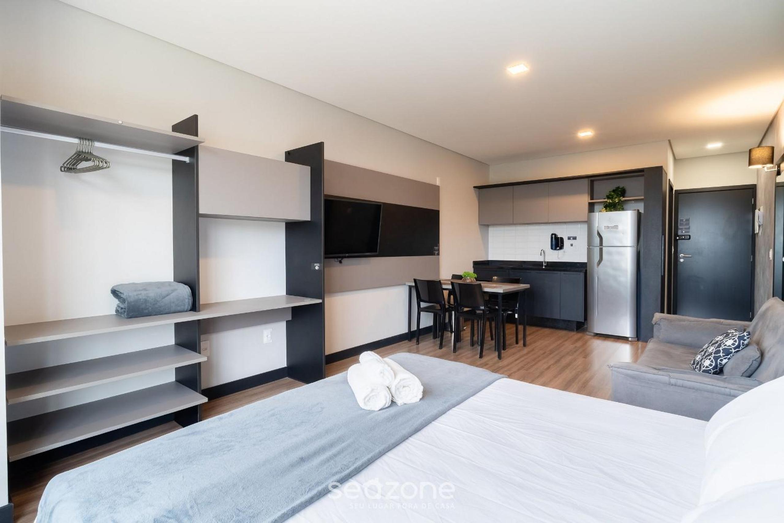 Stay in a building with pool 850m from the beach in Florianópolis - STIs