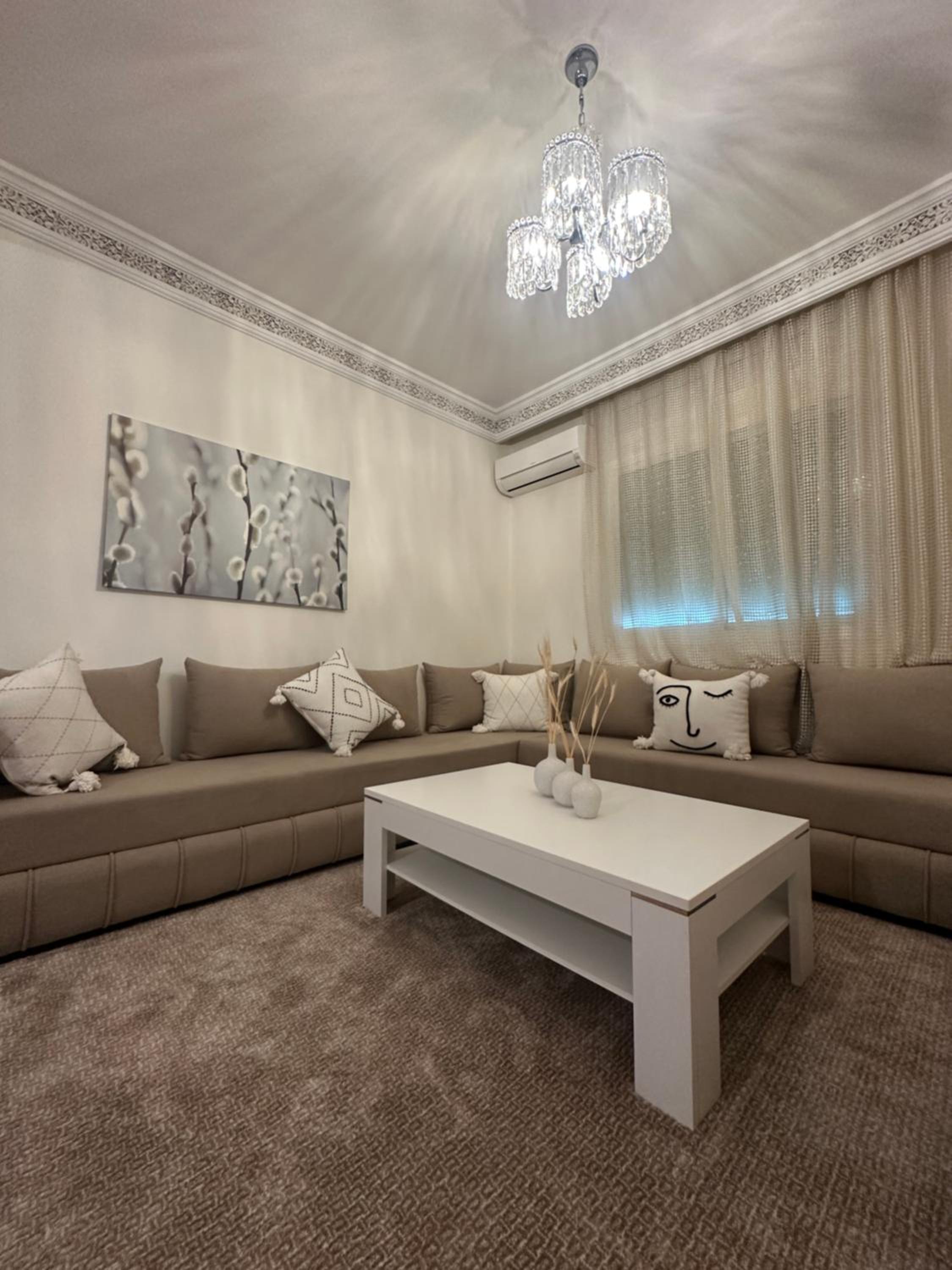 Charming Central 2 Bedroom Apartment with Pool Near Train Station