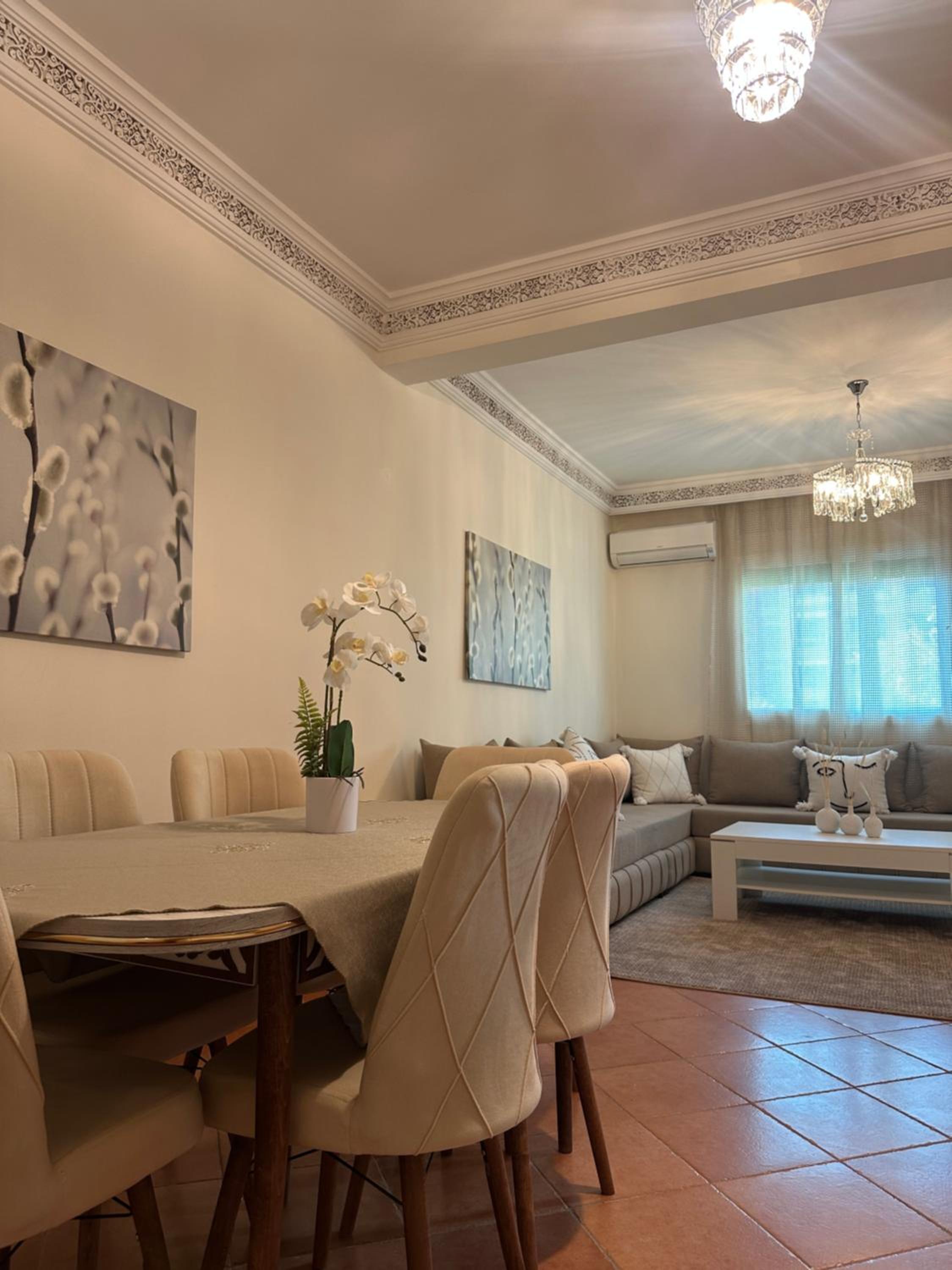 Charming Central 2 Bedroom Apartment with Pool Near Train Station